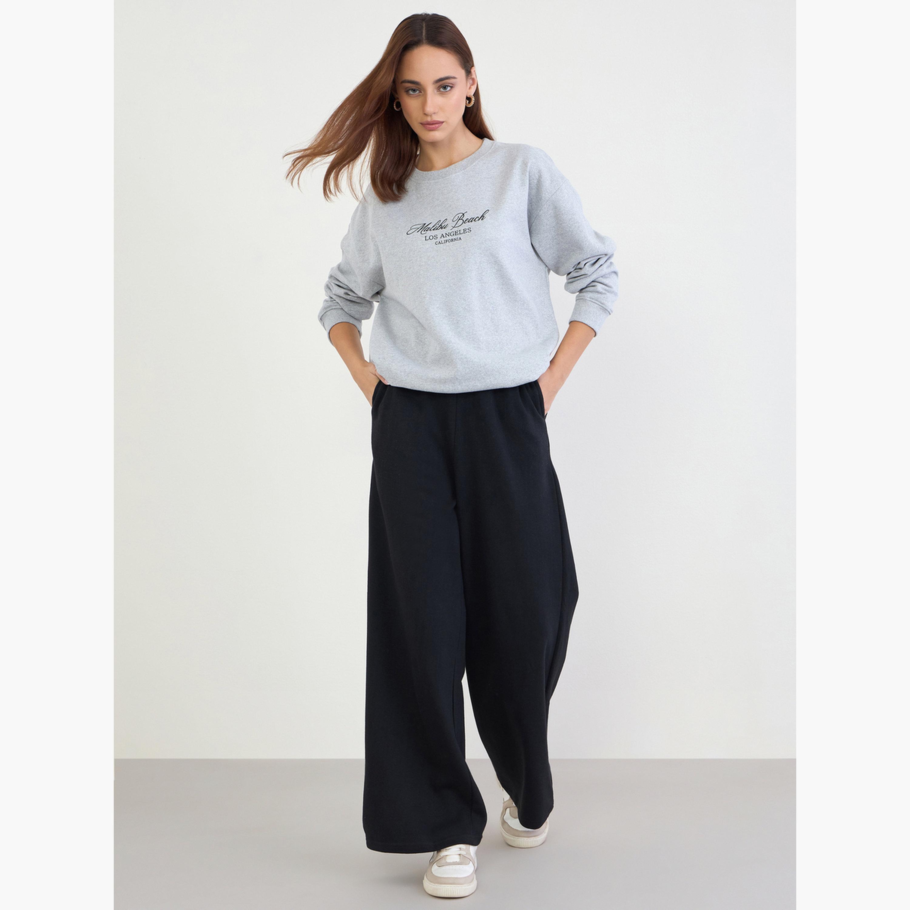 ستايلي - قميص رياضي مطبوع طويل مع بنطال رياضي واسع الساق-women-clothing-coordsets-image-2