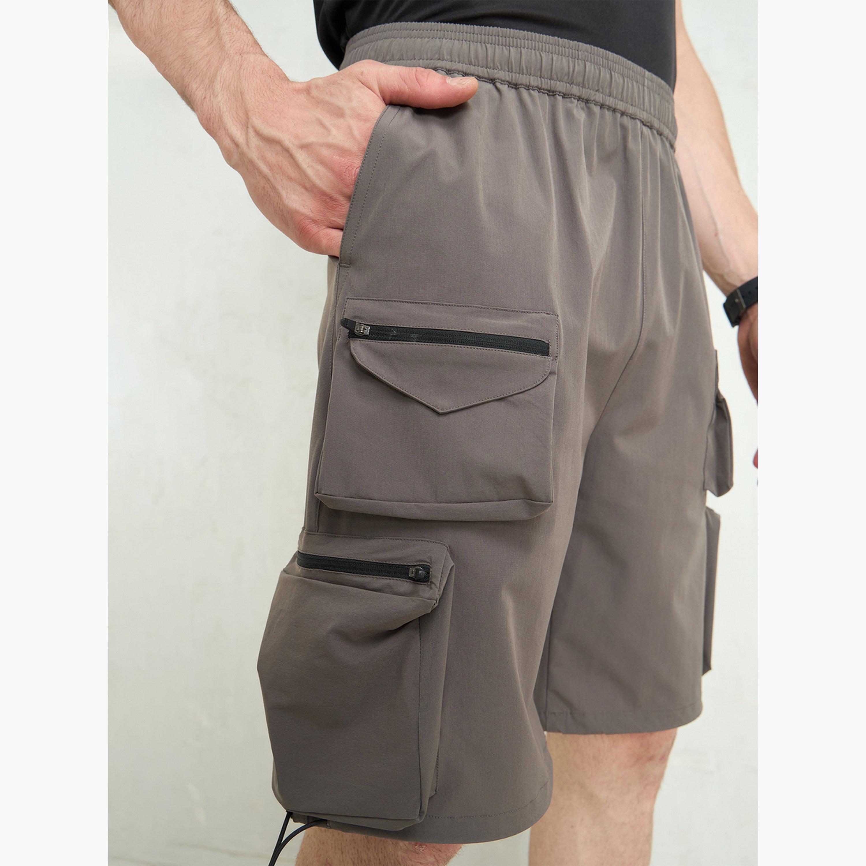ساسافراس - شورت باراشوت رمادي غامق بجيوب متعددة الاستخدامات-men-clothing-bottoms-shorts-image-1
