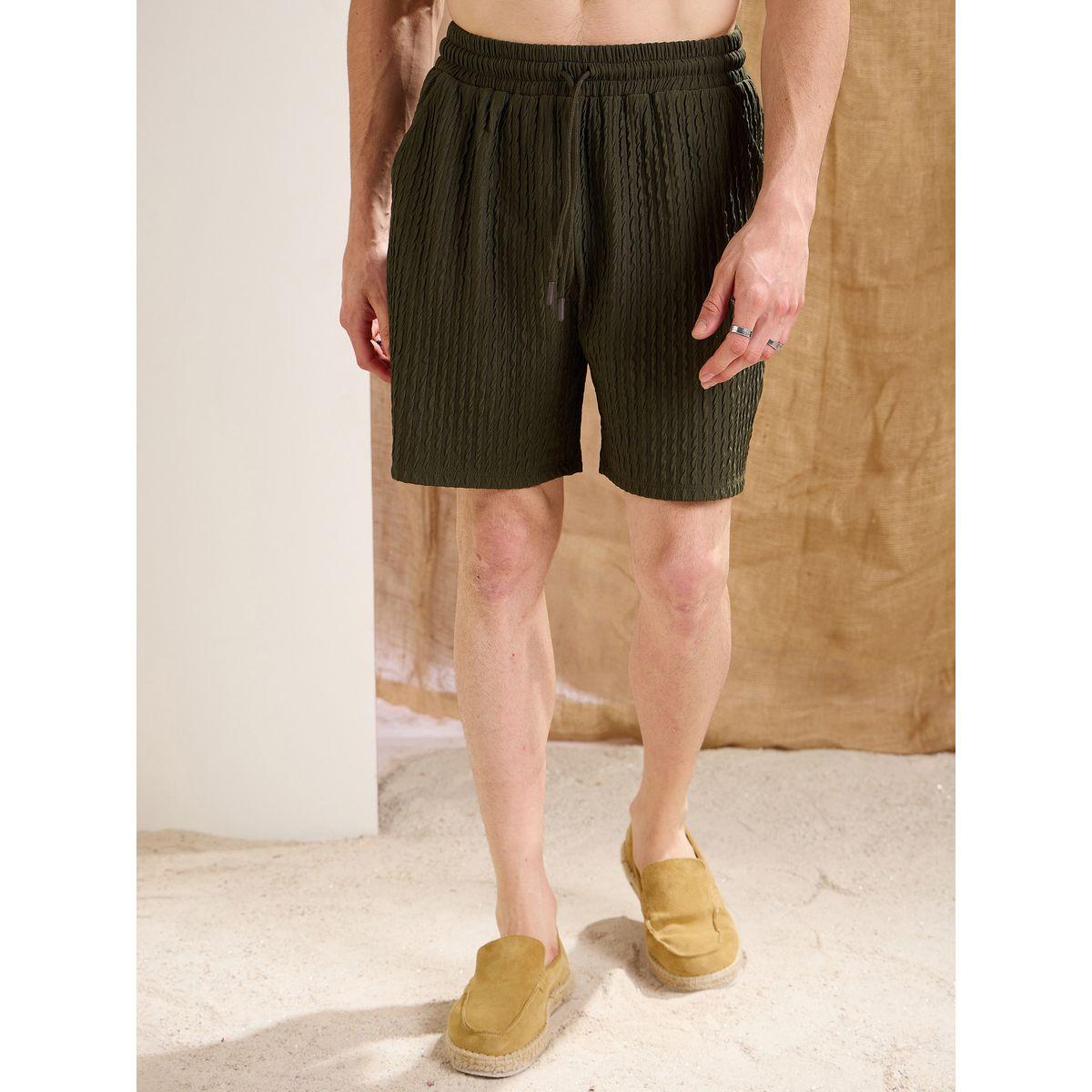 شورت بقصة مريحة وتفاصيل بارزة الملمس-men-clothing-bottoms-shorts-image-1