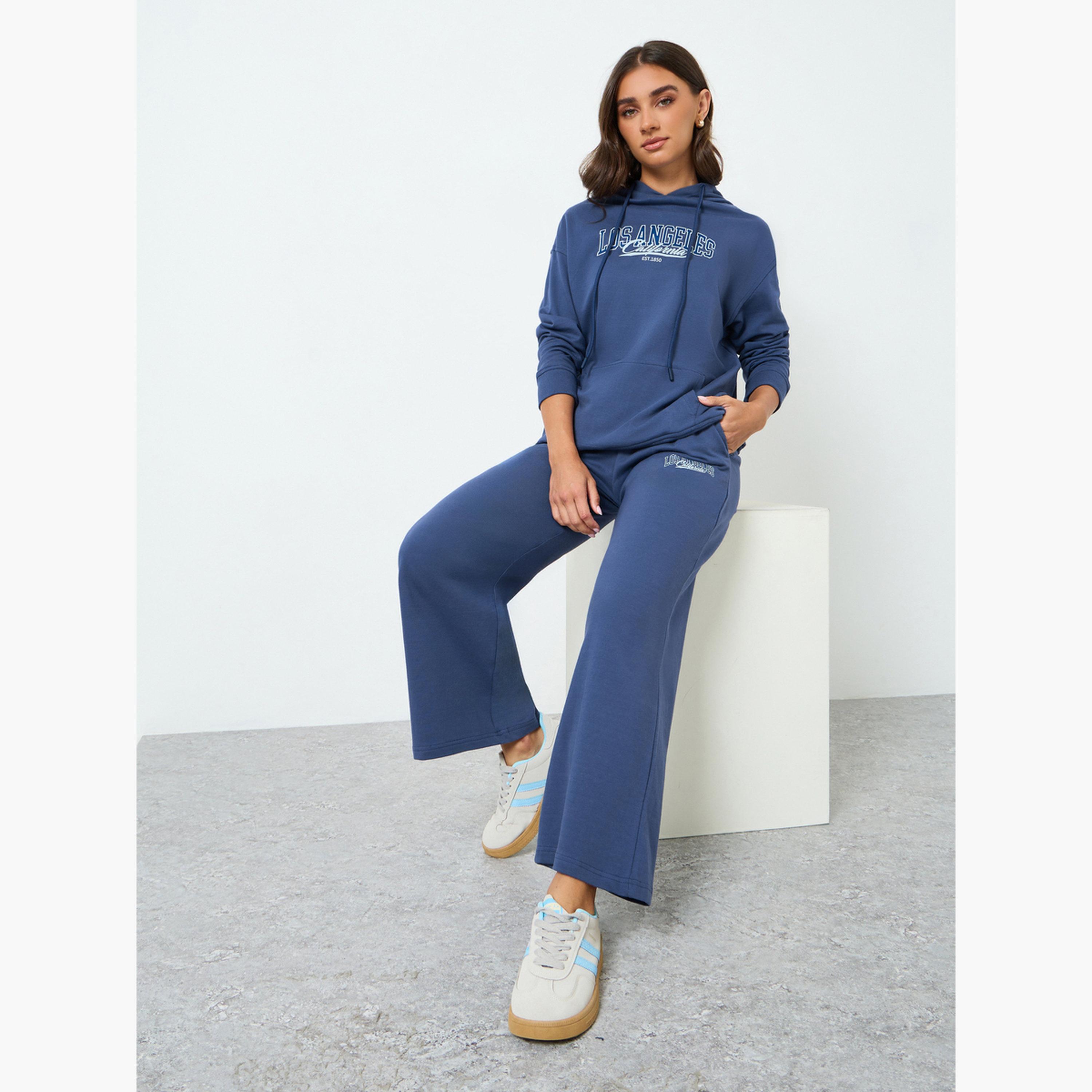 طقم منسق من بنطال بأرجل واسعة وهودي بطبعة كتابة-women-clothing-coordsets-image-3