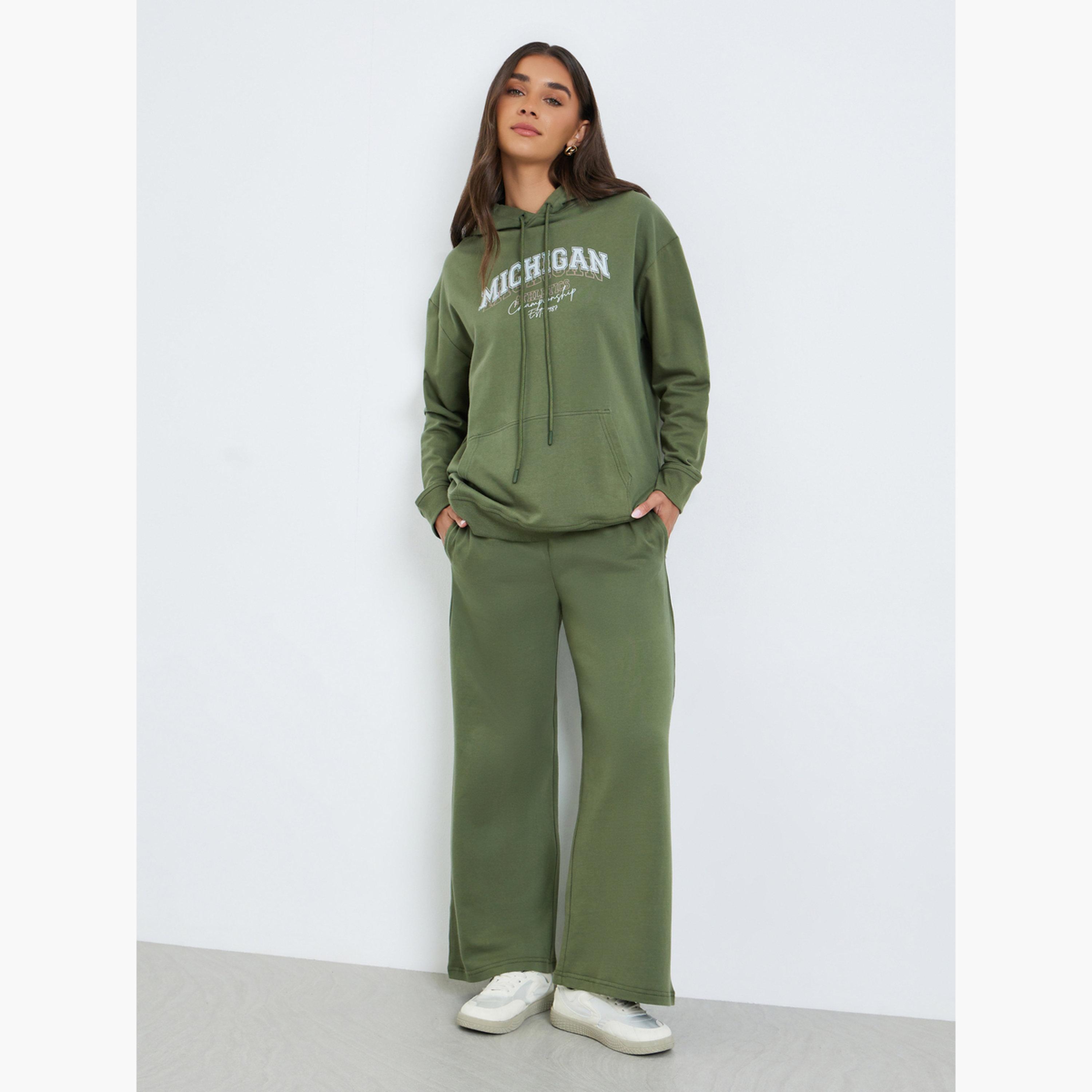 طقم منسق من بنطال واسع وهودي بطبعة كتابة جرافيك-women-clothing-coordsets-image-1