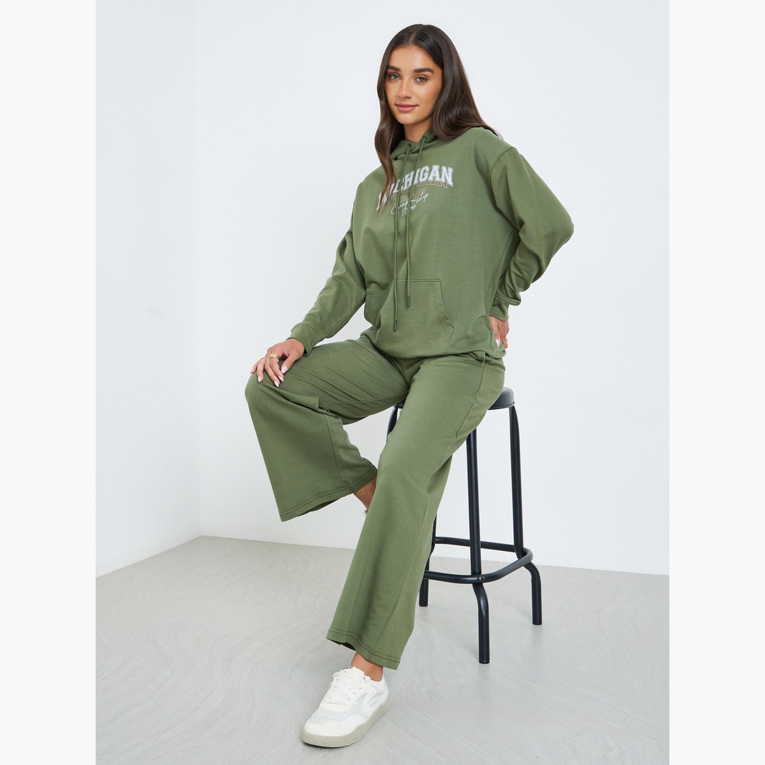 طقم منسق من بنطال واسع وهودي بطبعة كتابة جرافيك-women-clothing-coordsets-image-2