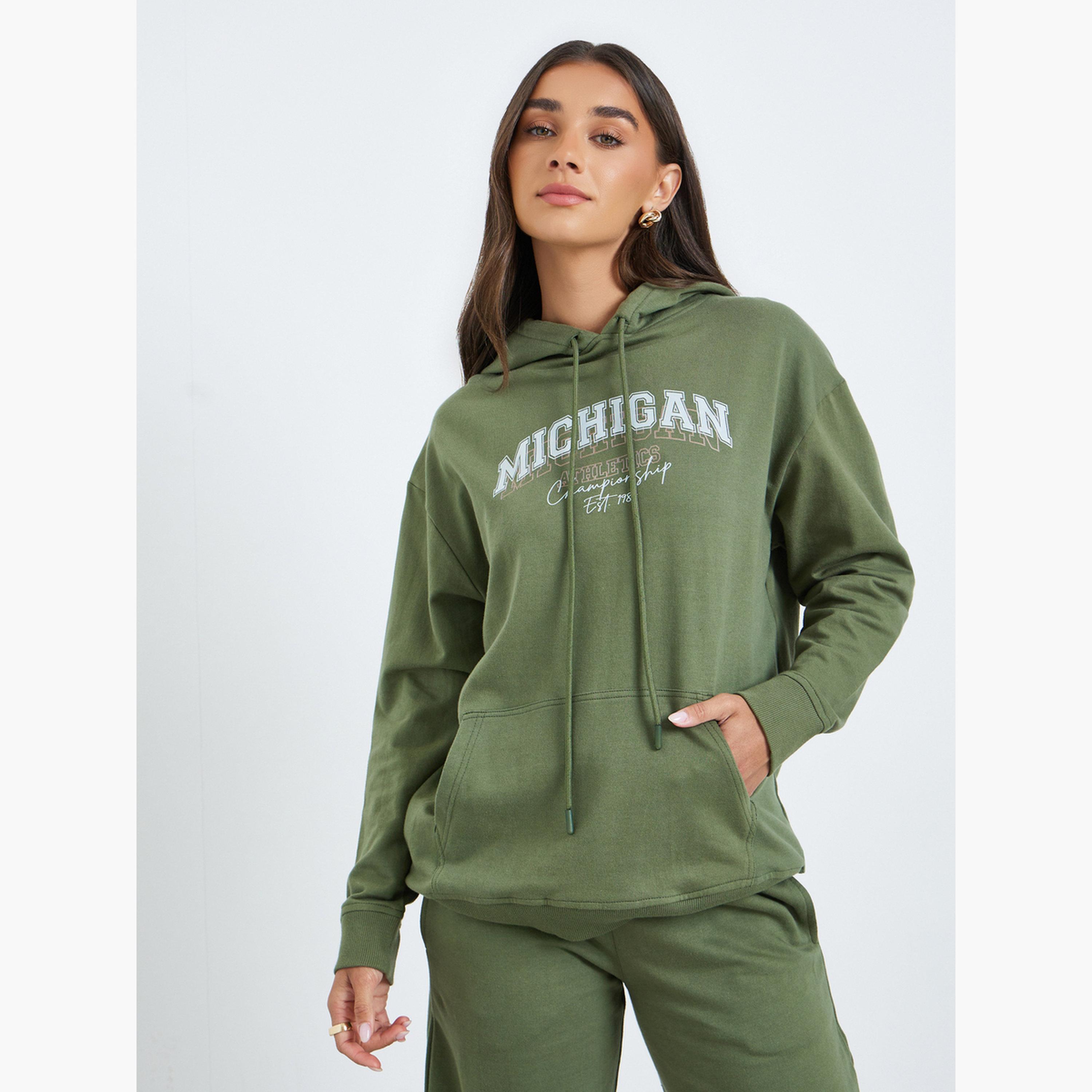 طقم منسق من بنطال واسع وهودي بطبعة كتابة جرافيك-women-clothing-coordsets-image-3