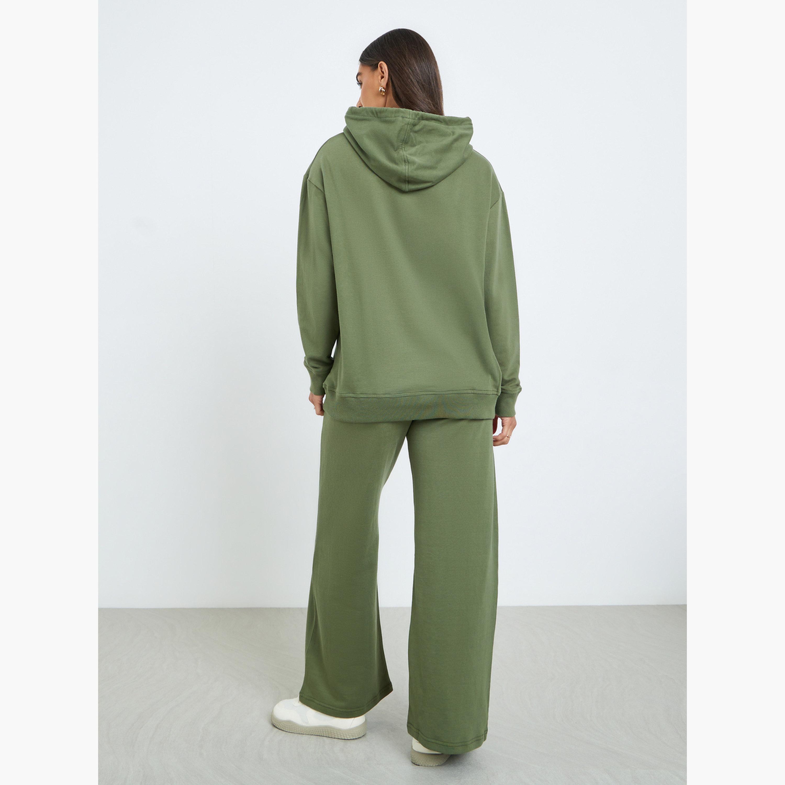طقم منسق من بنطال واسع وهودي بطبعة كتابة جرافيك-women-clothing-coordsets-image-6