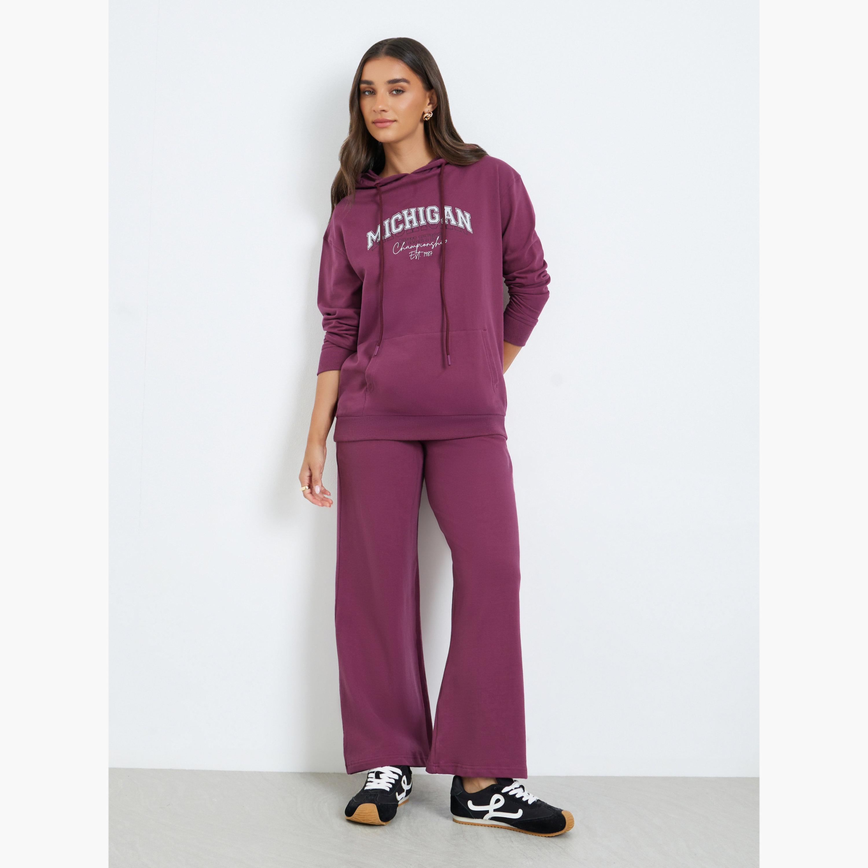 طقم منسق من بنطال واسع وهودي بطبعة كتابة جرافيك-women-clothing-coordsets-image-1