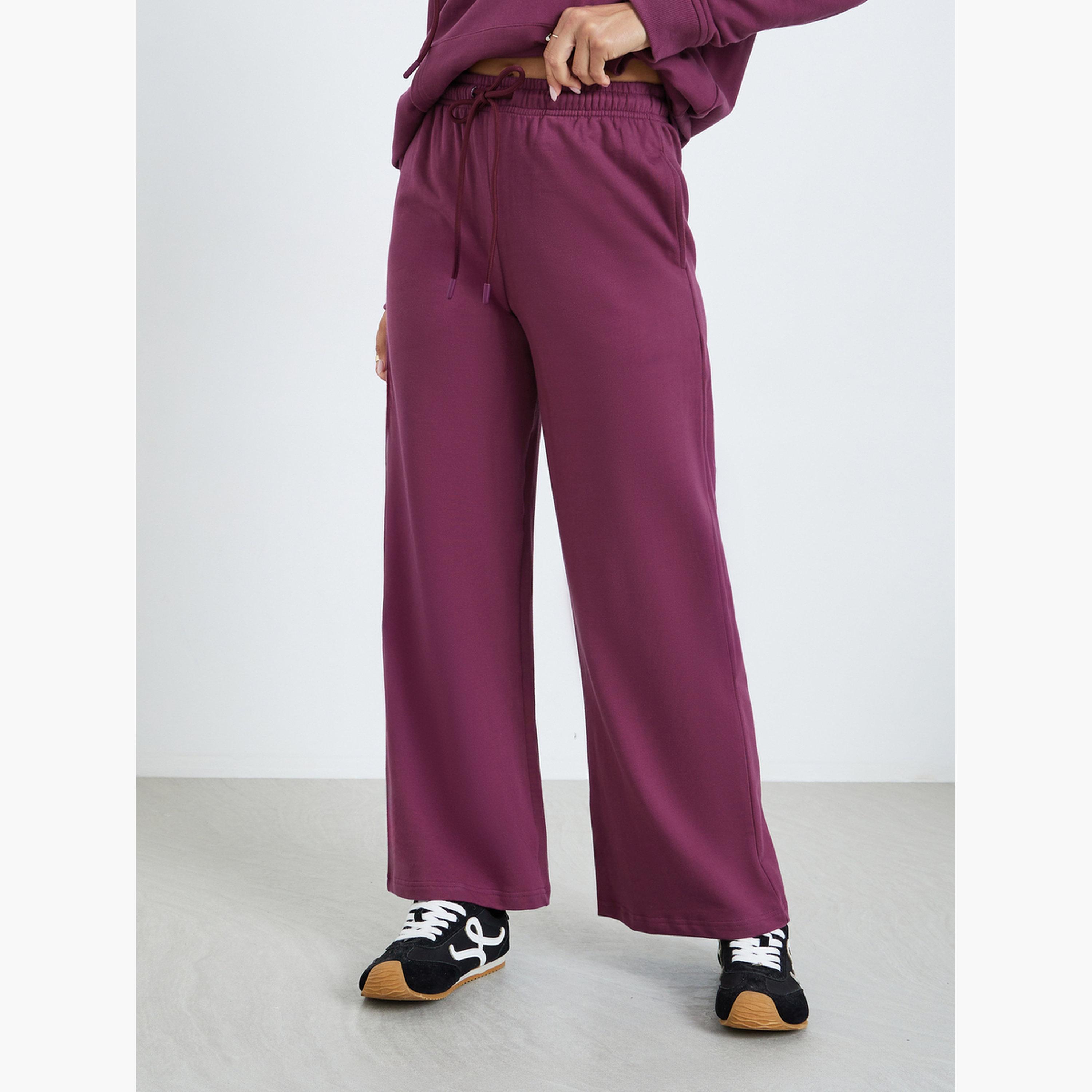 طقم منسق من بنطال واسع وهودي بطبعة كتابة جرافيك-women-clothing-coordsets-image-4