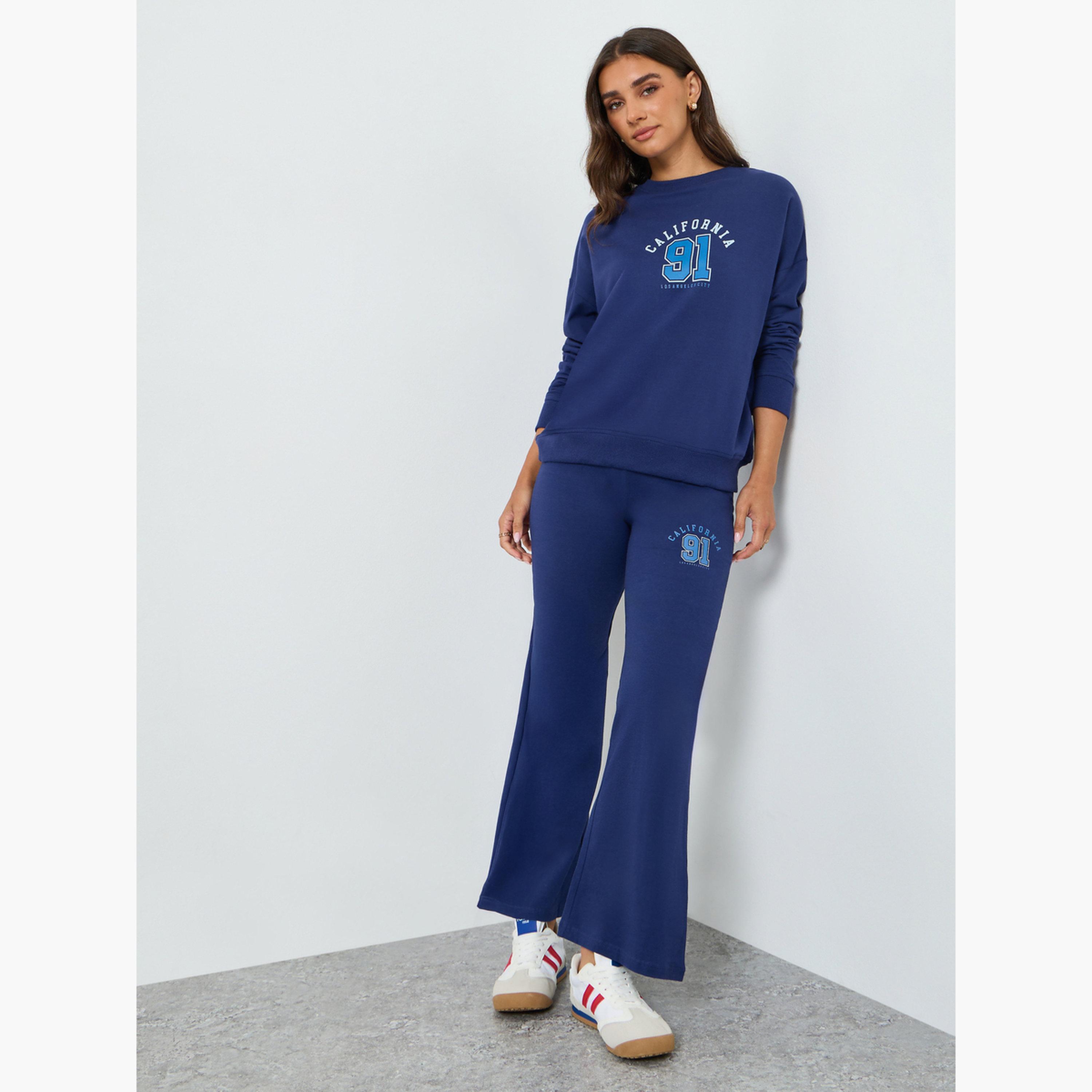 طقم منسق من بنطال بأرجل واسعة وسويت شيرت بطبعة جرافيك-women-clothing-coordsets-image-1