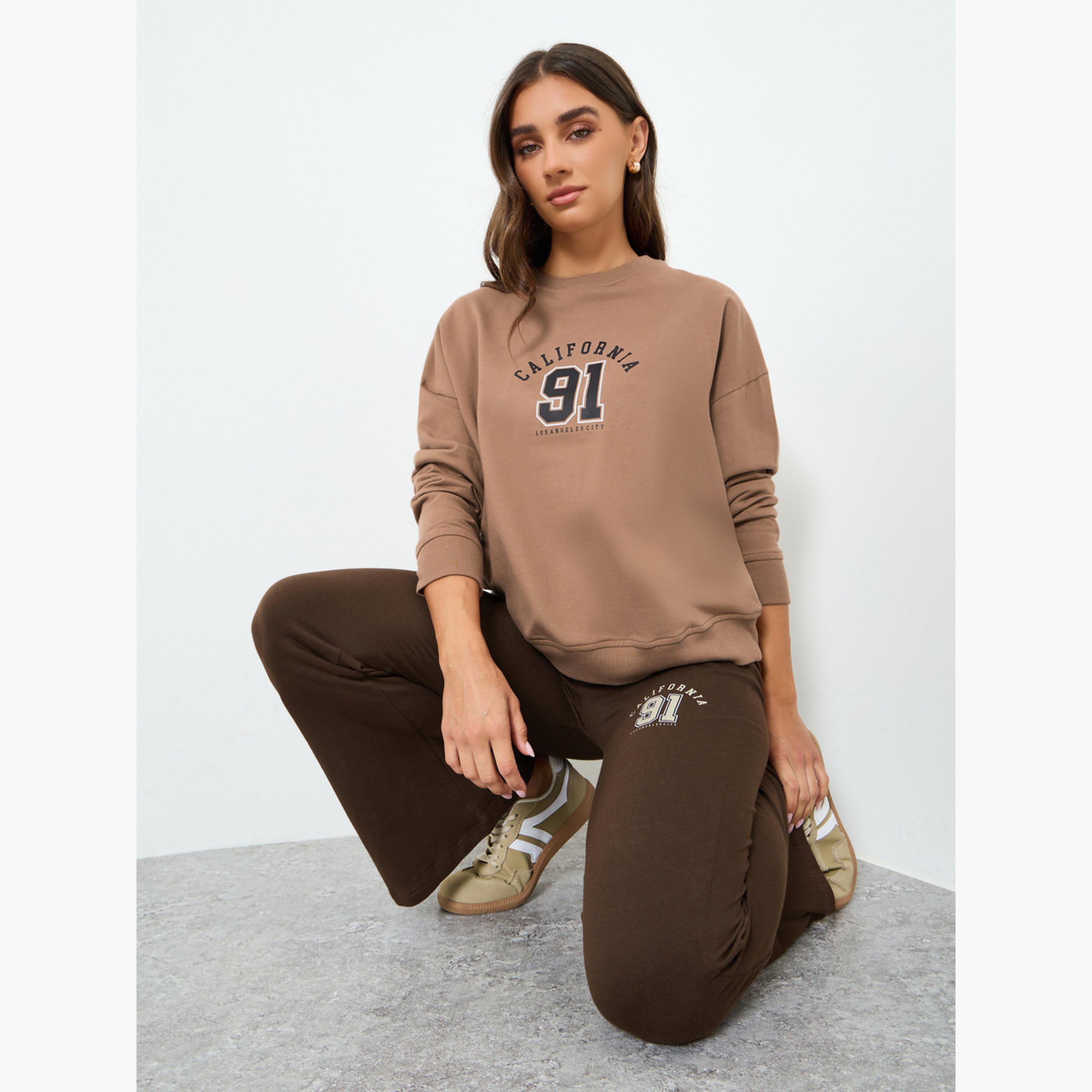 طقم منسق من بنطال بأرجل واسعة وسويت شيرت بطبعة كتابة-women-clothing-coordsets-image-3