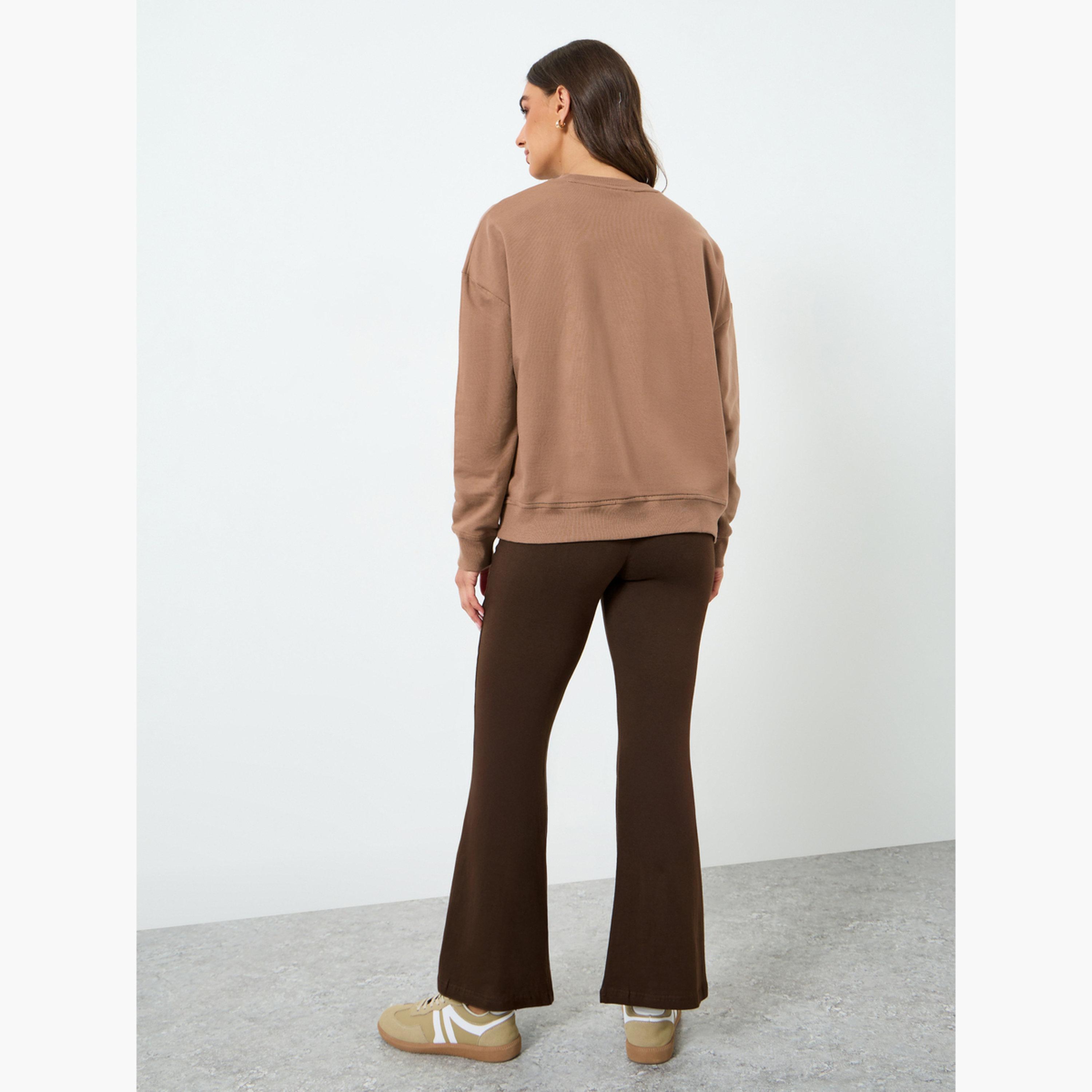 طقم منسق من بنطال بأرجل واسعة وسويت شيرت بطبعة كتابة-women-clothing-coordsets-image-6
