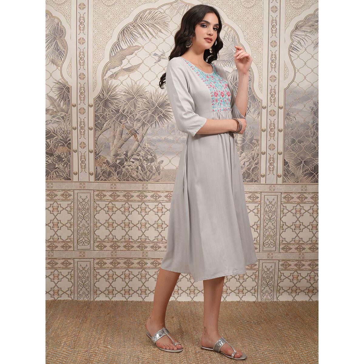 فستان ميدي بتفاصيل مُطرّزة وياقة دائرية-women-clothing-ethnicwear-dresses-image-4