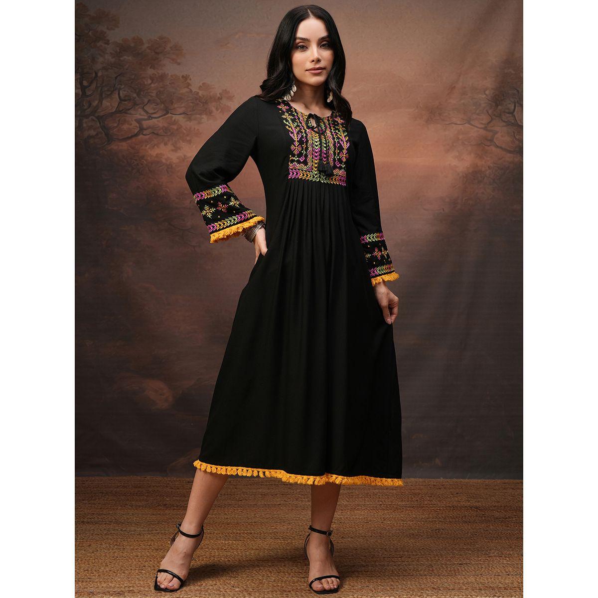 فستان ميدي بتفاصيل مُطرّزة وياقة بأربطة-women-clothing-ethnicwear-dresses-image-1