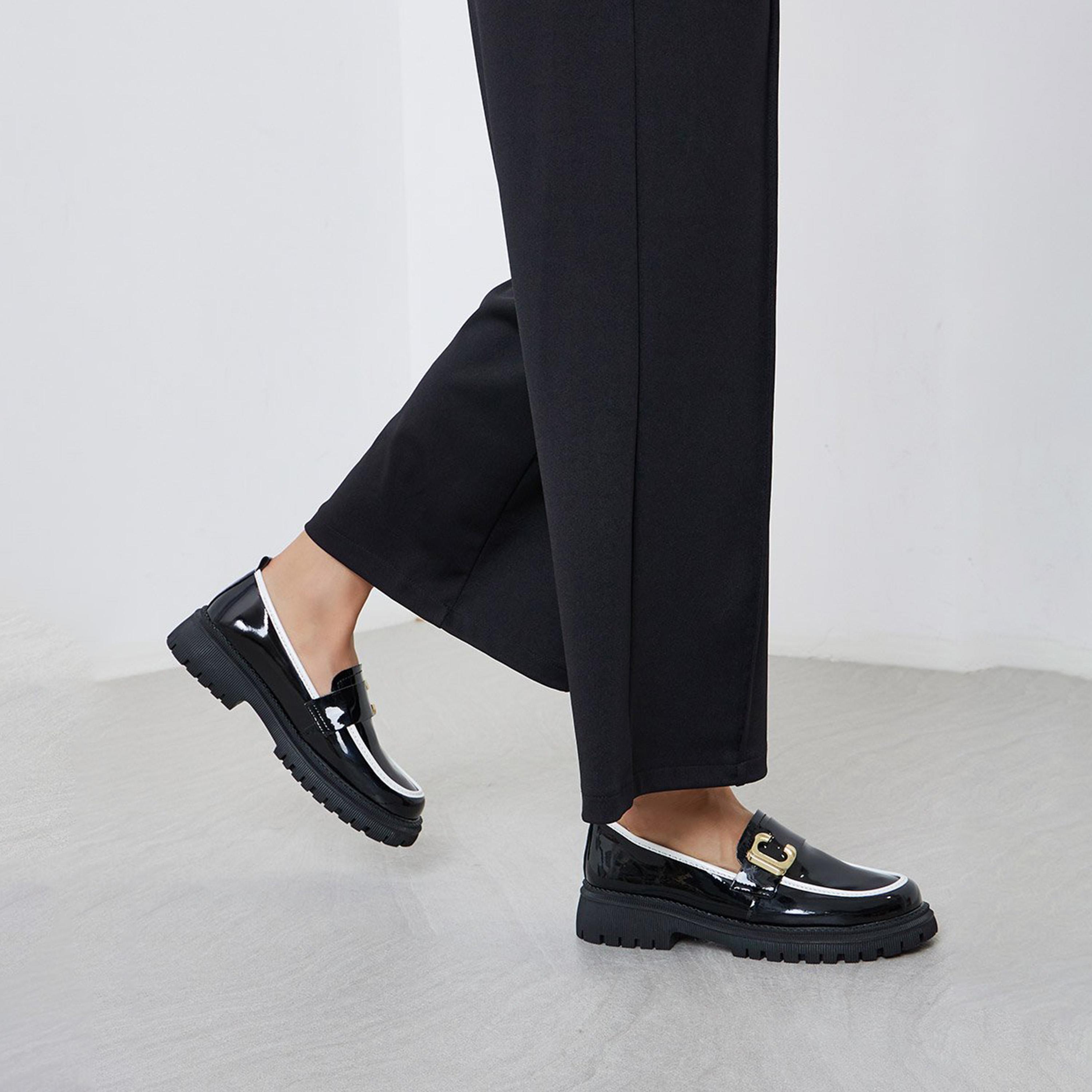 ستايلي - حذاء لوفر من الجلد الأسود اللامع مع لمسات معدنية-women-shoes-flats-loafers-image-2
