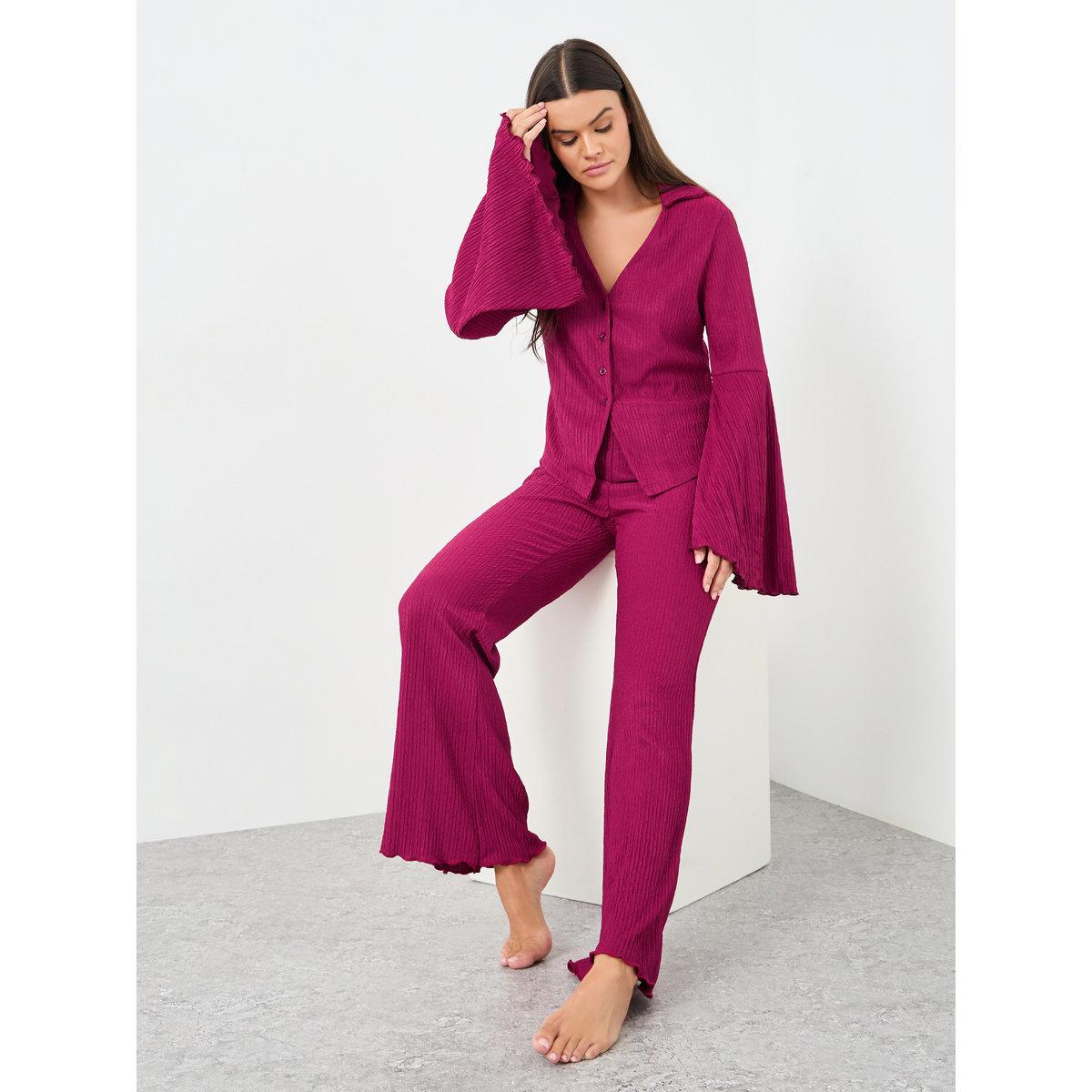طقم من بنطال بيجاما وبلوزة بتفاصيل بارزة الملمس-women-clothing-nightwear-pyjamas-longsets-image-1