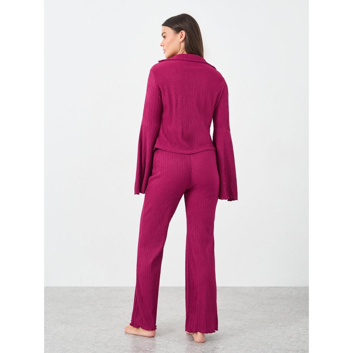 طقم من بنطال بيجاما وبلوزة بتفاصيل بارزة الملمس-women-clothing-nightwear-pyjamas-longsets-image-4