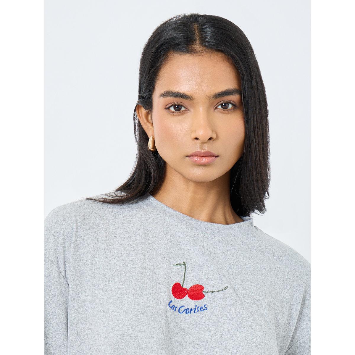 تيشيرت فضفاض بتفاصيل مُطرزة-women-clothing-tshirts-image-3
