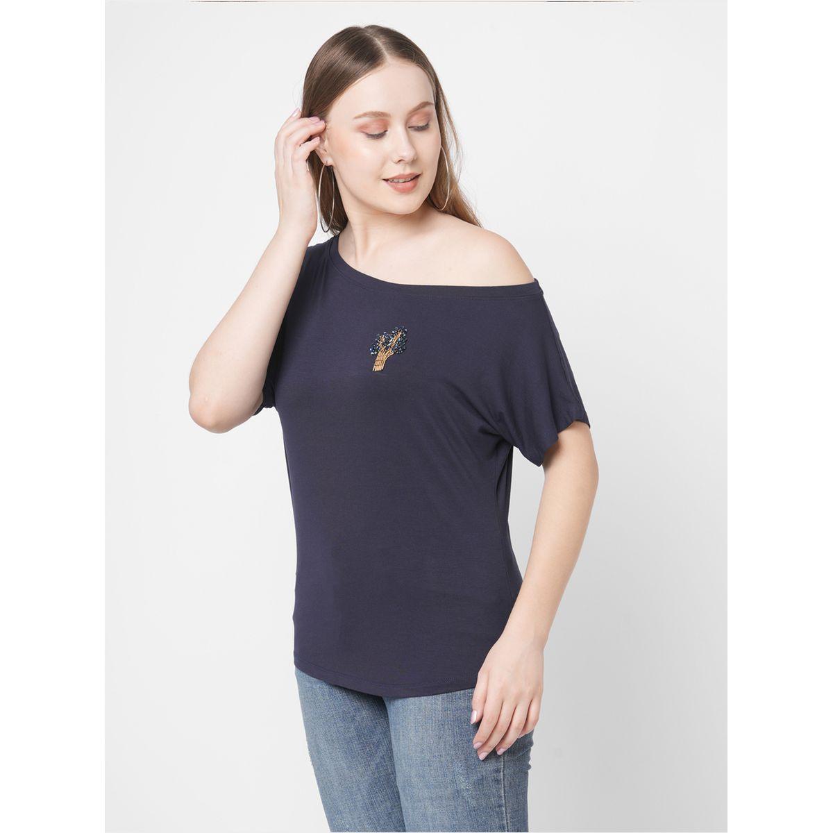 تيشيرت بتفاصيل مُنمقة وياقة غير متماثلة-women-clothing-tshirts-image-4