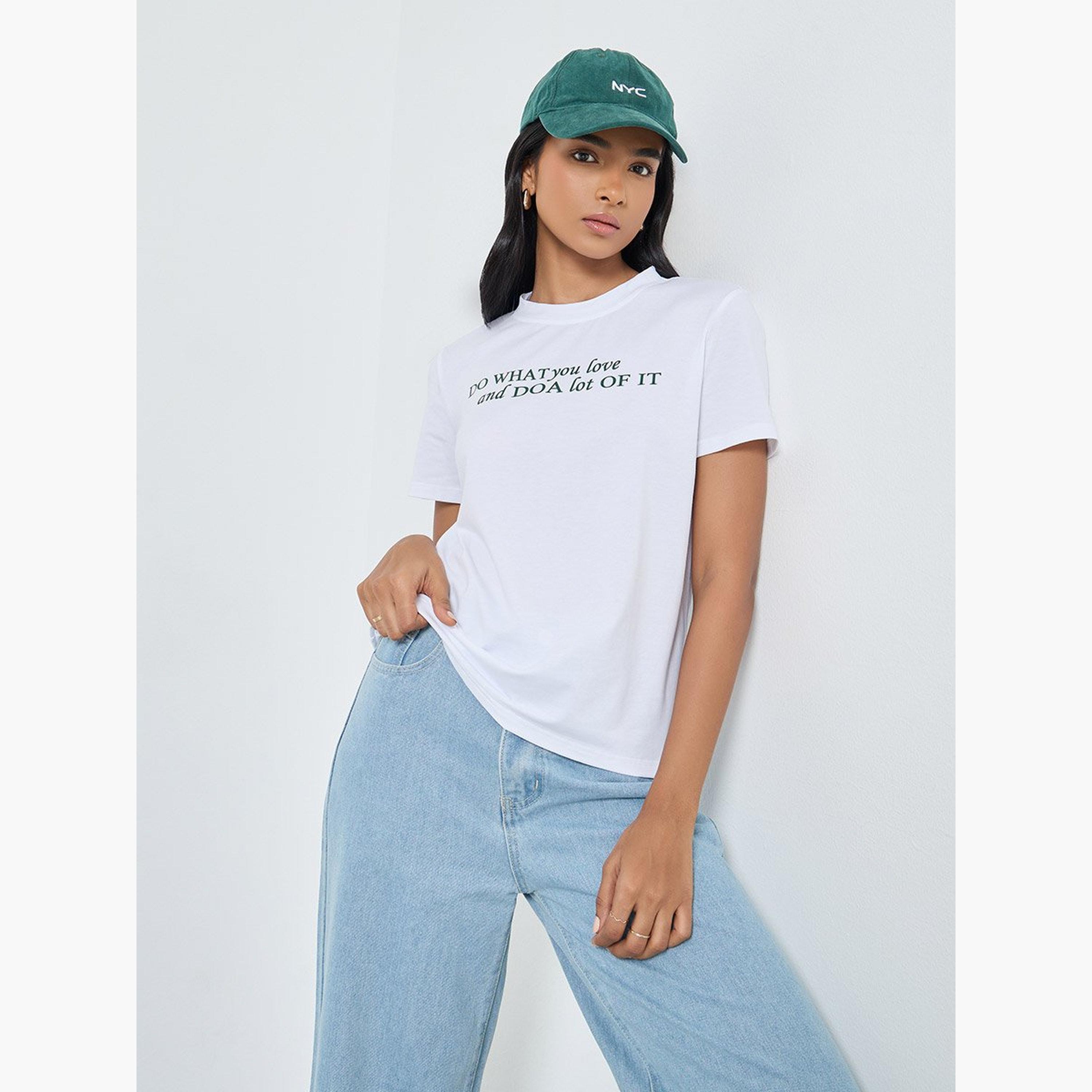 تيك تو - تي شيرت أبيض بقصّة عادية وشعار-women-clothing-tshirts-image-1