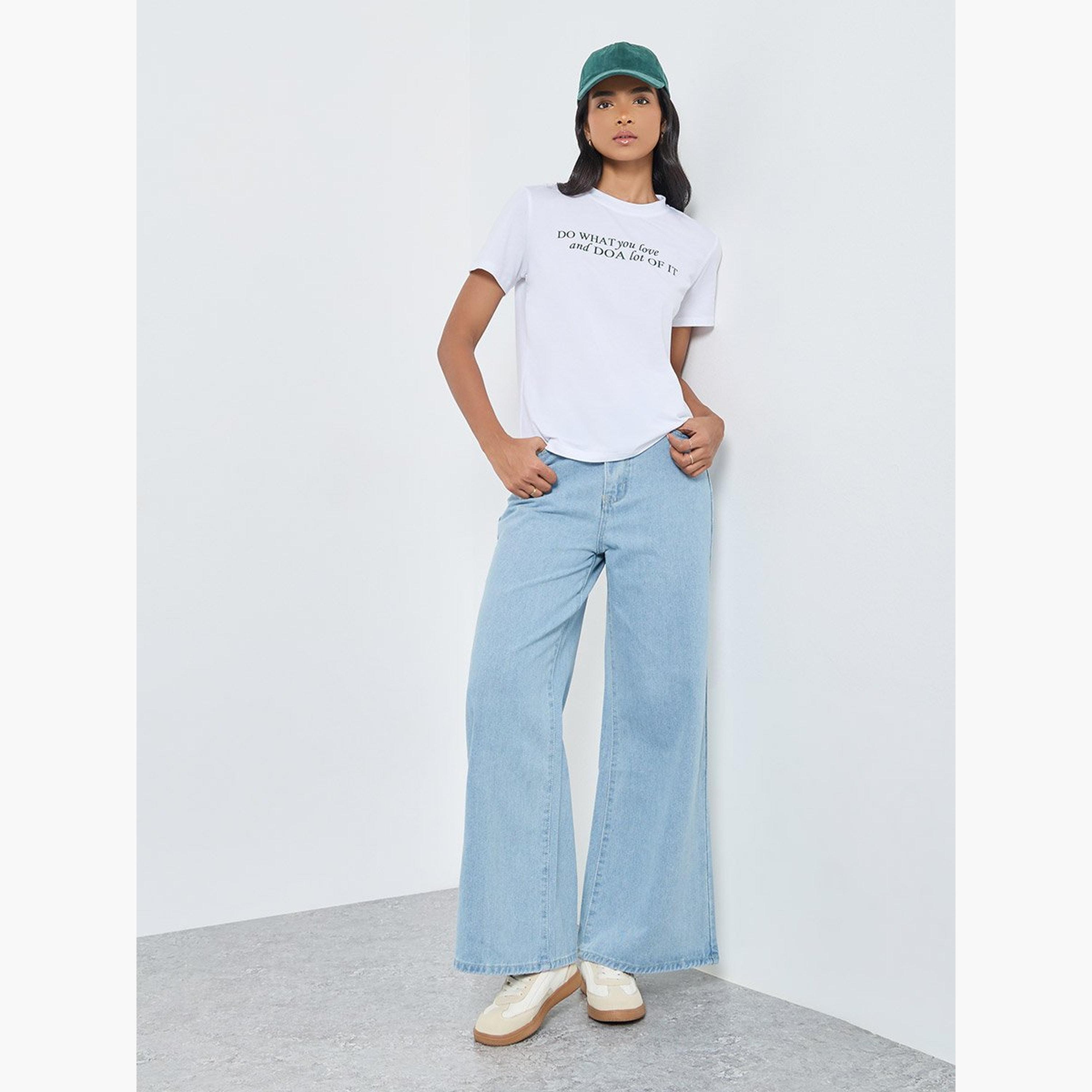 تيك تو - تي شيرت أبيض بقصّة عادية وشعار-women-clothing-tshirts-image-2