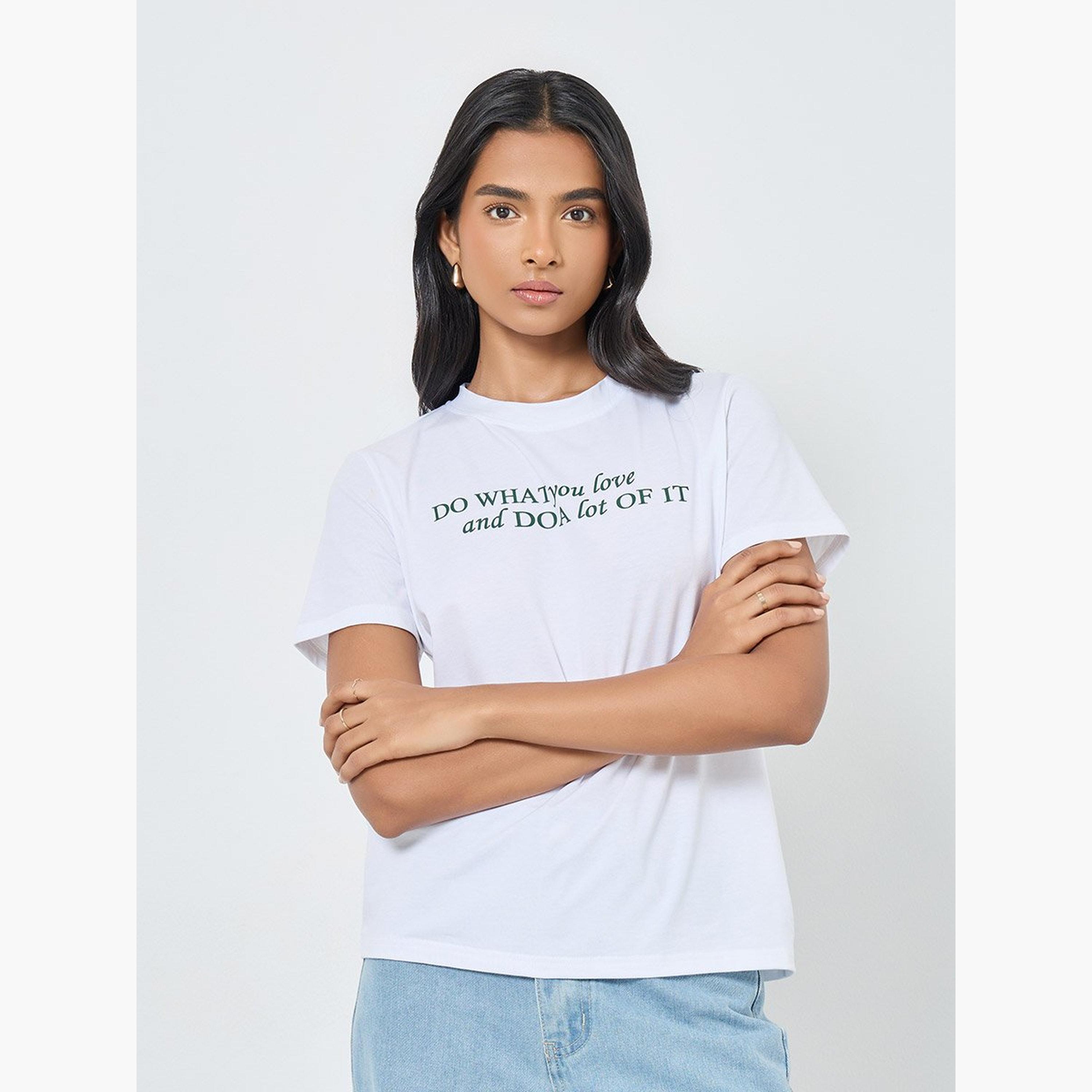 تيك تو - تي شيرت أبيض بقصّة عادية وشعار-women-clothing-tshirts-image-3