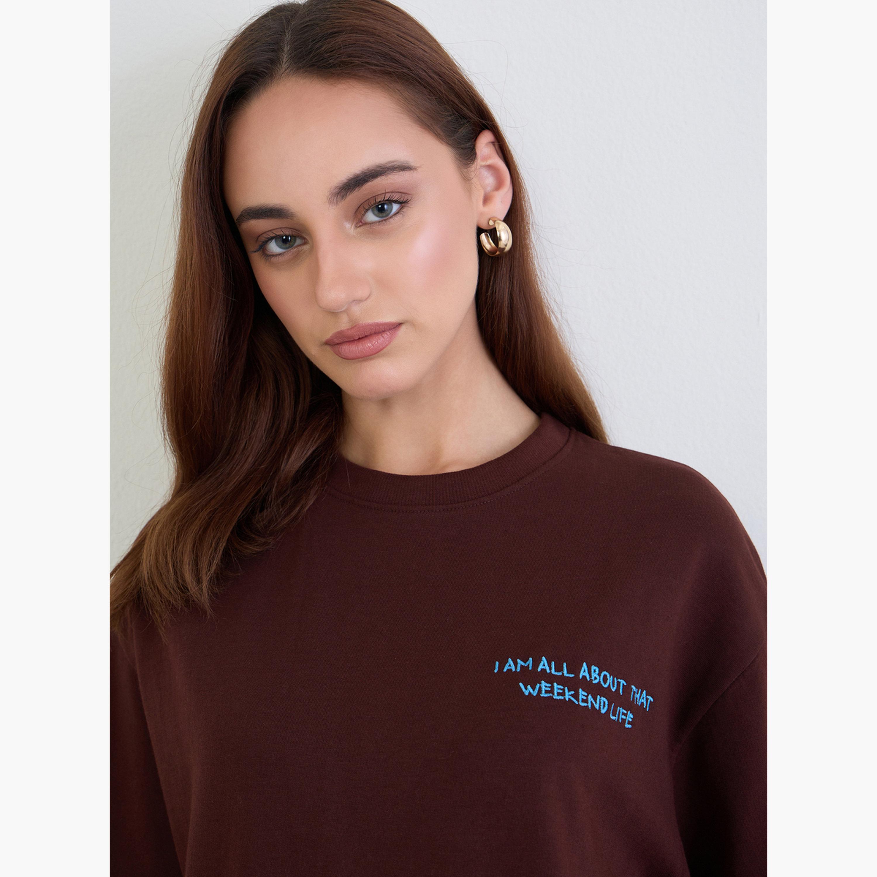 ستايلي - تي شيرت بني مطرز بشعار تصميم واسع للنساء-women-clothing-tshirts-image-3