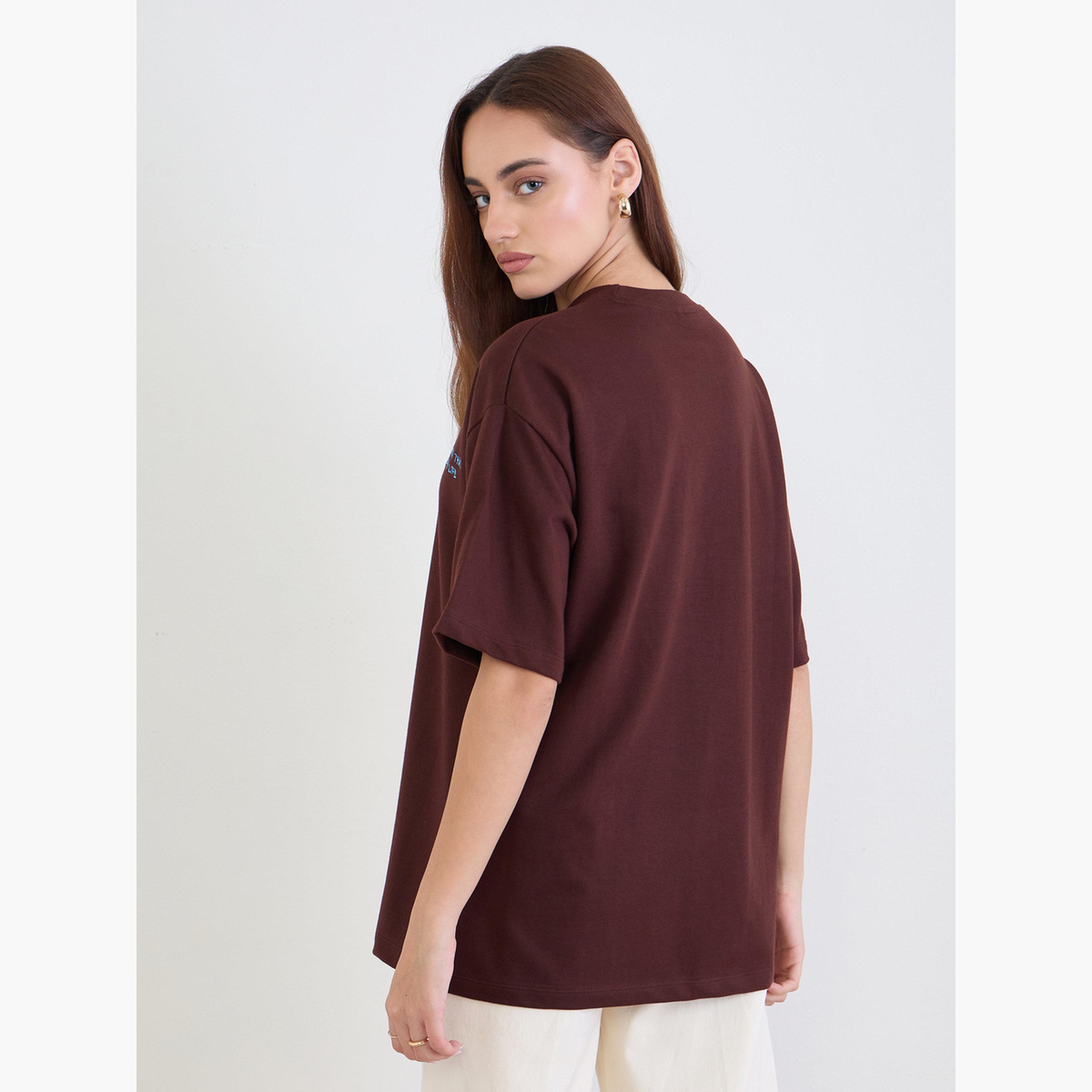ستايلي - تي شيرت بني مطرز بشعار تصميم واسع للنساء-women-clothing-tshirts-image-4