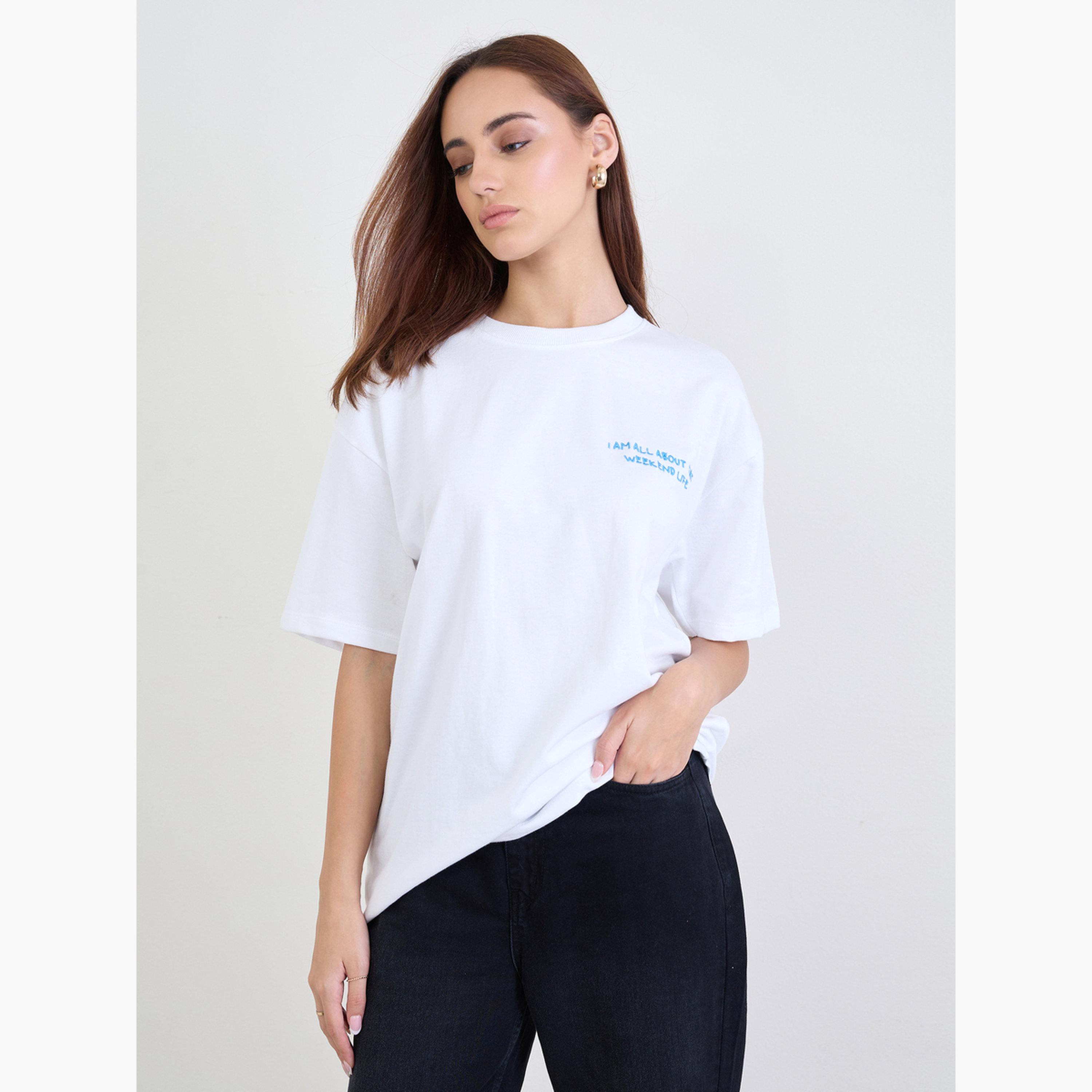 ستايلي - تي شيرت أبيض مطرز بشعار تصميم واسع للنساء-women-clothing-tshirts-image-1
