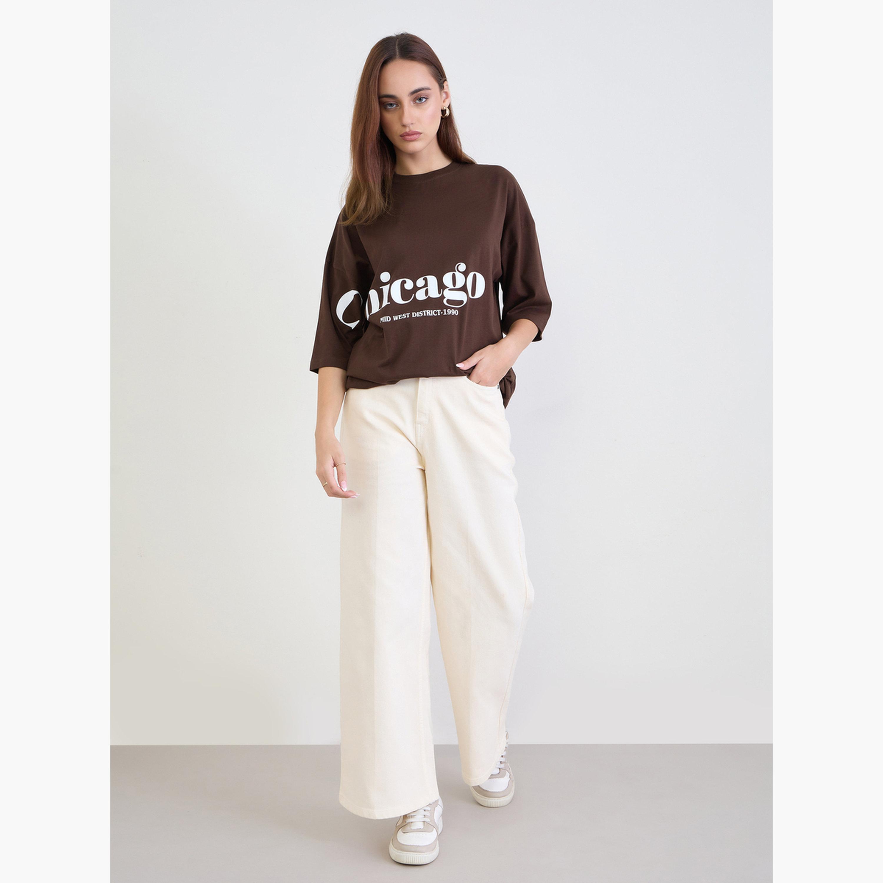 ستايلي - تي شيرت بني تصميم واسع برسومات شيكاغو للنساء-women-clothing-tshirts-image-2