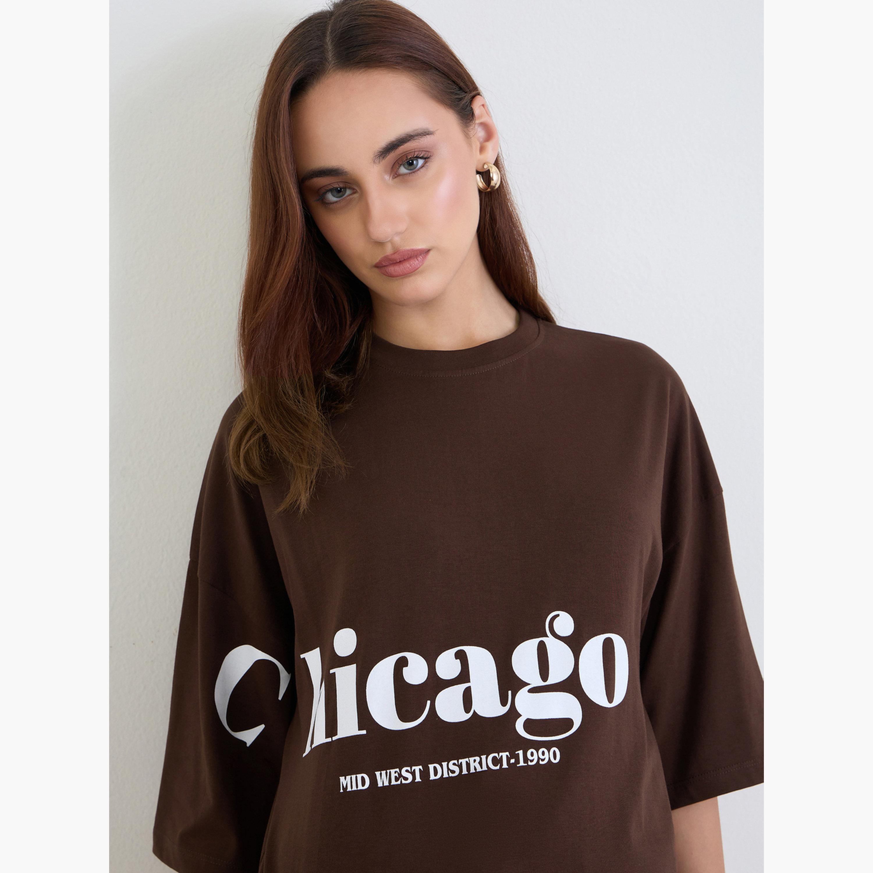 ستايلي - تي شيرت بني تصميم واسع برسومات شيكاغو للنساء-women-clothing-tshirts-image-4