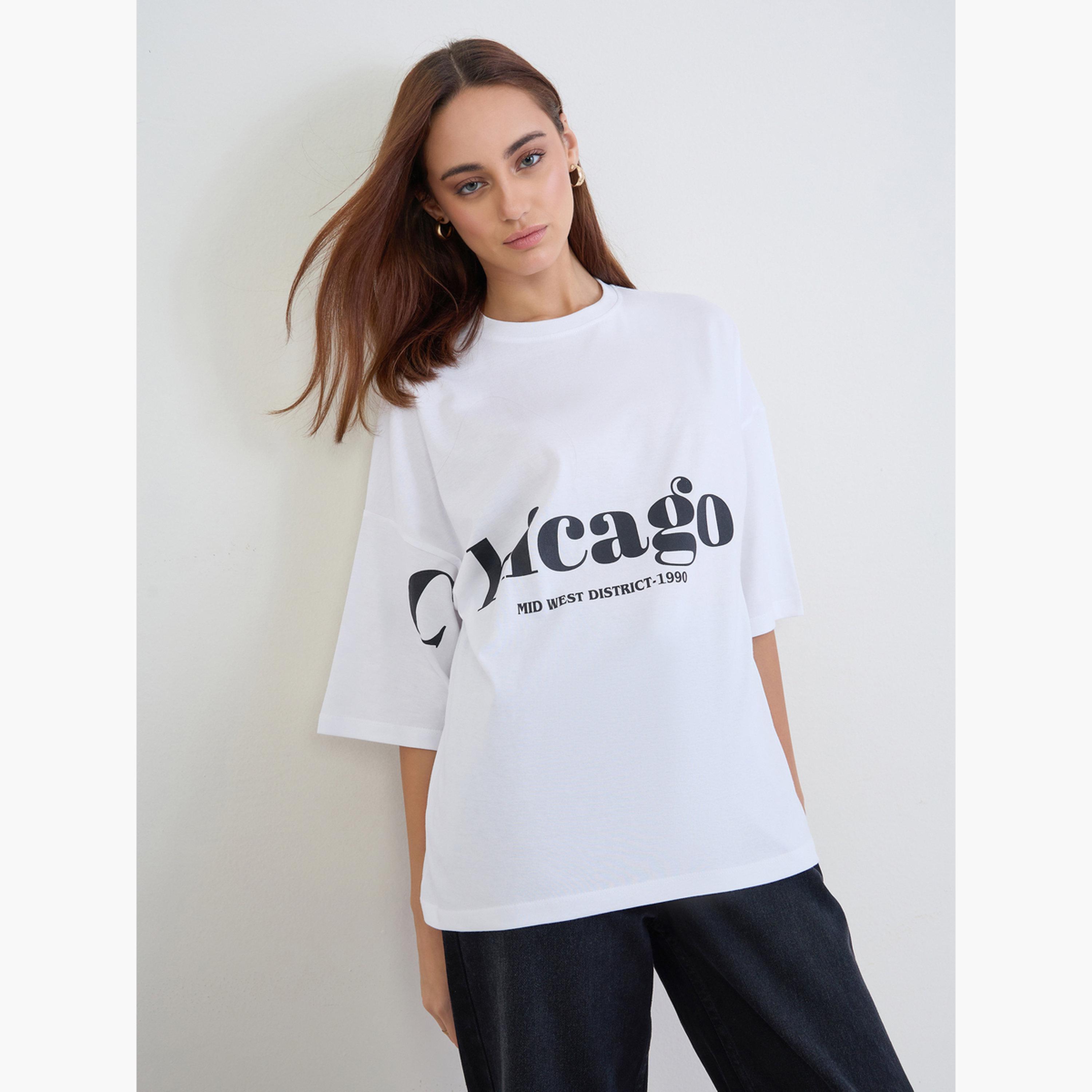 ستايلي - تي شيرت أبيض تصميم واسع برسومات شيكاغو للنساء-women-clothing-tshirts-image-1
