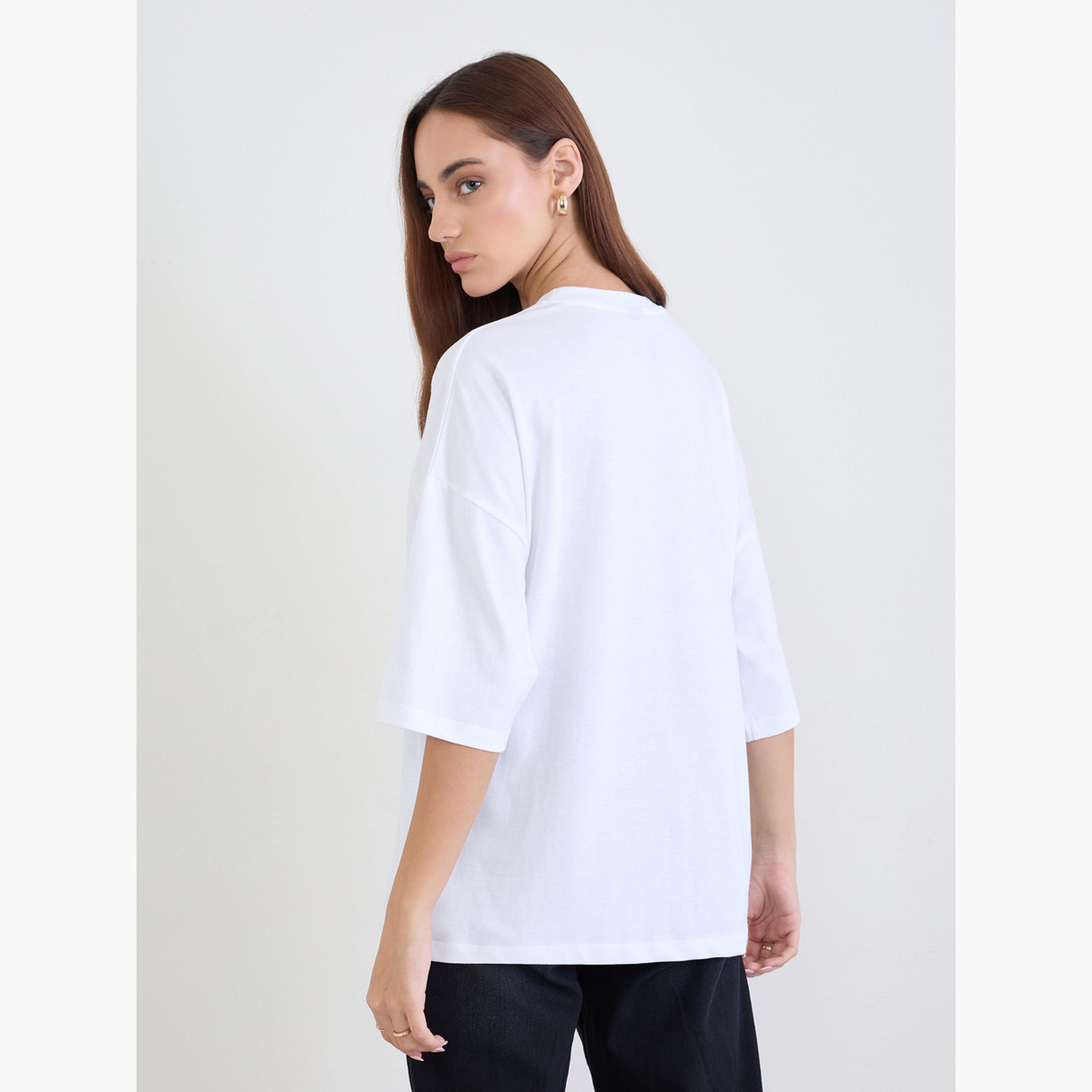 ستايلي - تي شيرت أبيض تصميم واسع برسومات شيكاغو للنساء-women-clothing-tshirts-image-4