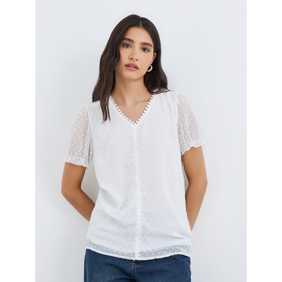 بلوزة بتفاصيل بارزة الملمس مع دانتيل وأكمام منفوخة-women-clothing-shirtsandblouses-blouses-image-1