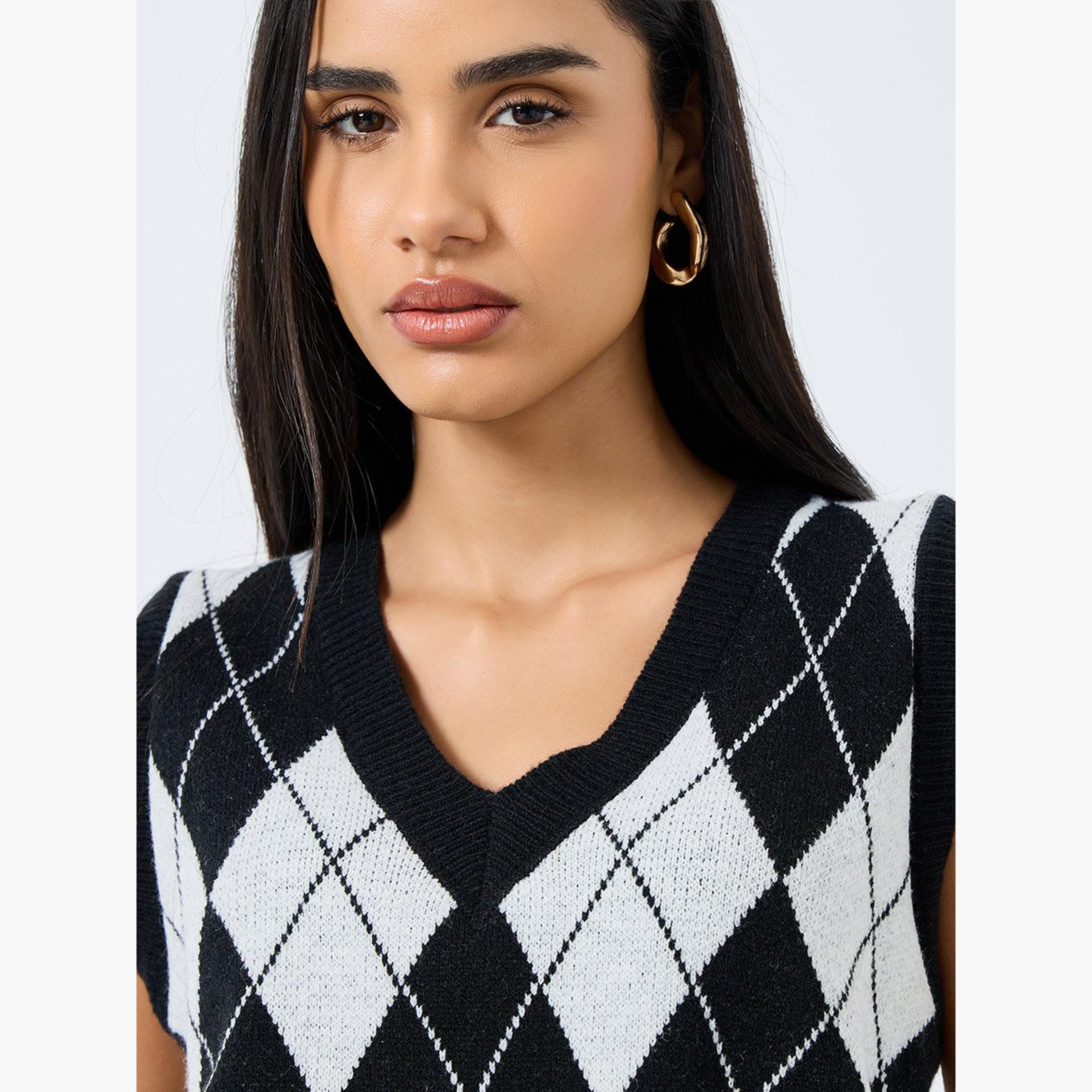 ستايلي - بلوزة محبوكة بدون أكمام بطبعة مربعات-women-clothing-tshirts-image-4
