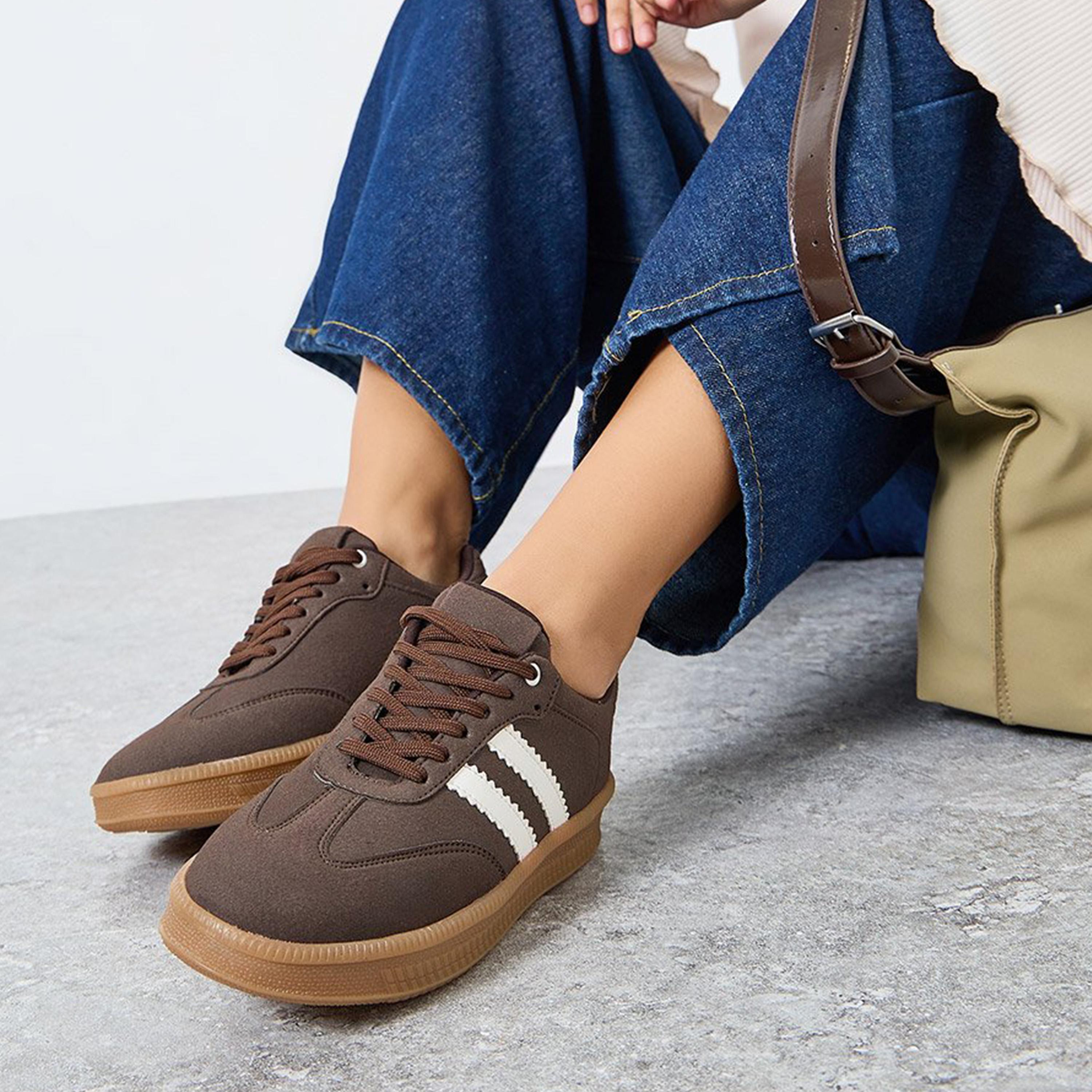 ستايلي - حذاء رياضي مخطط لون بني برباط-women-shoes-sneakers-image-2