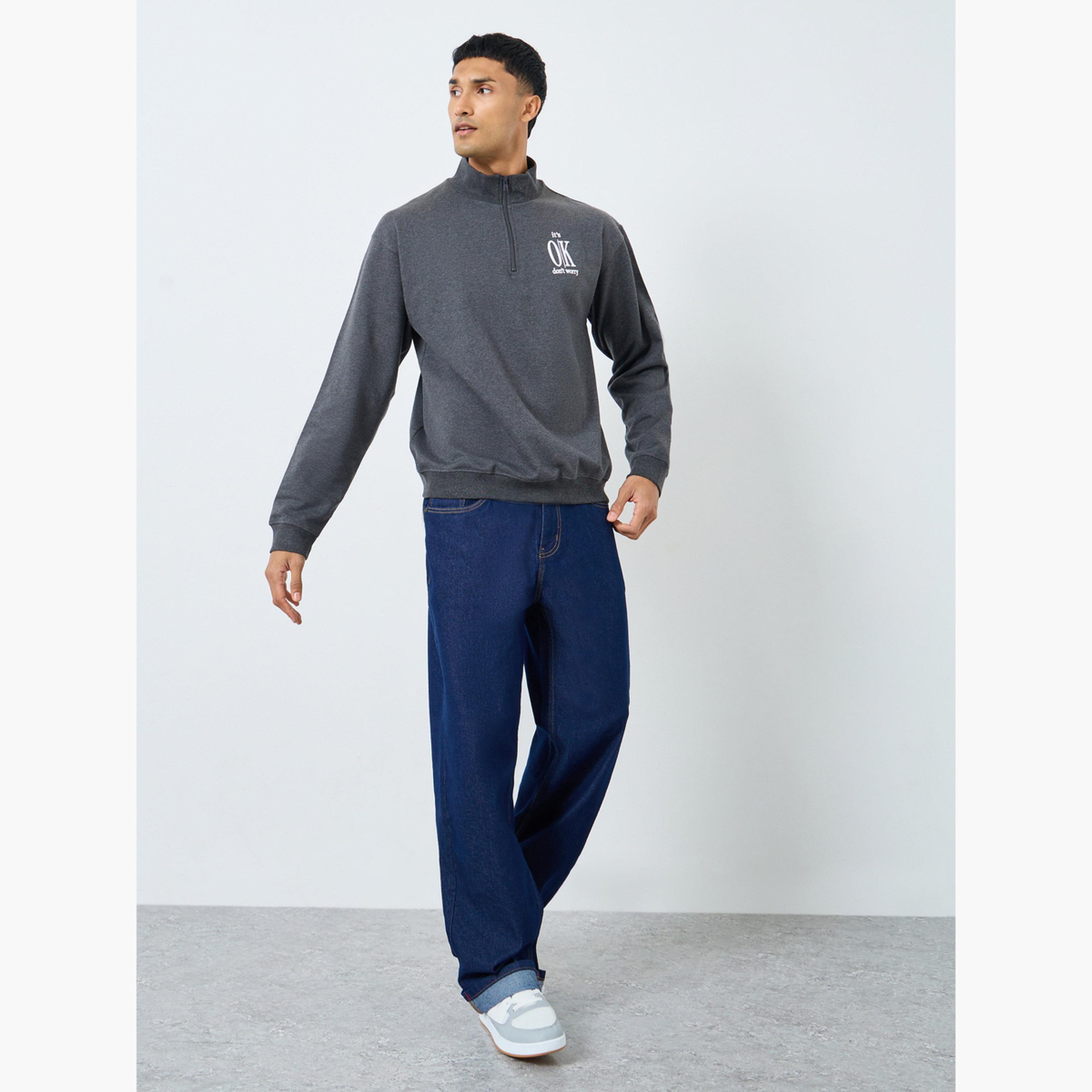 ستايلي - سويت شيرت رمادي فحمي بنصف سحاب طبعة شعار للرجال -men-winterwear-hoodiesandsweatshirts-image-2