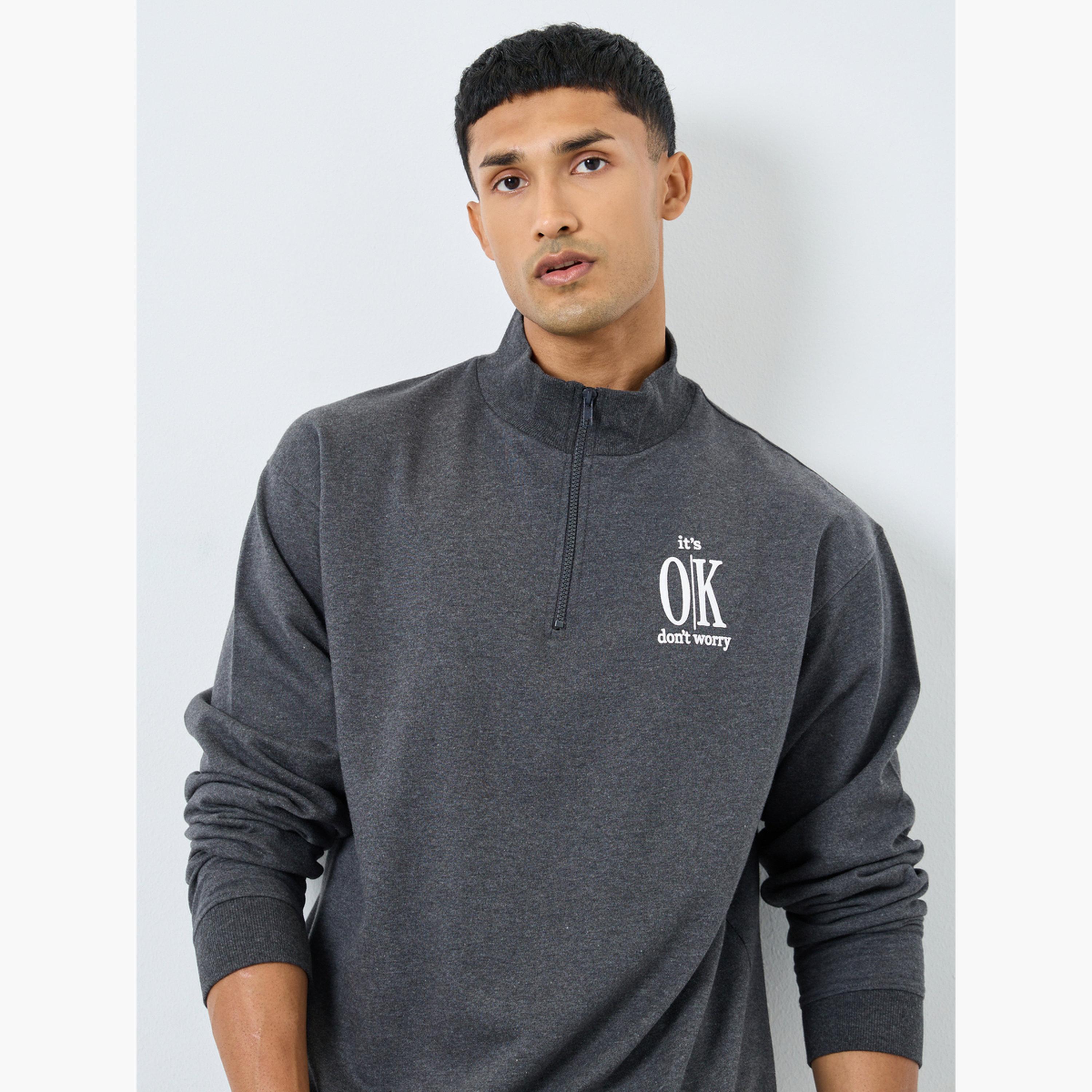 ستايلي - سويت شيرت رمادي فحمي بنصف سحاب طبعة شعار للرجال -men-winterwear-hoodiesandsweatshirts-image-3