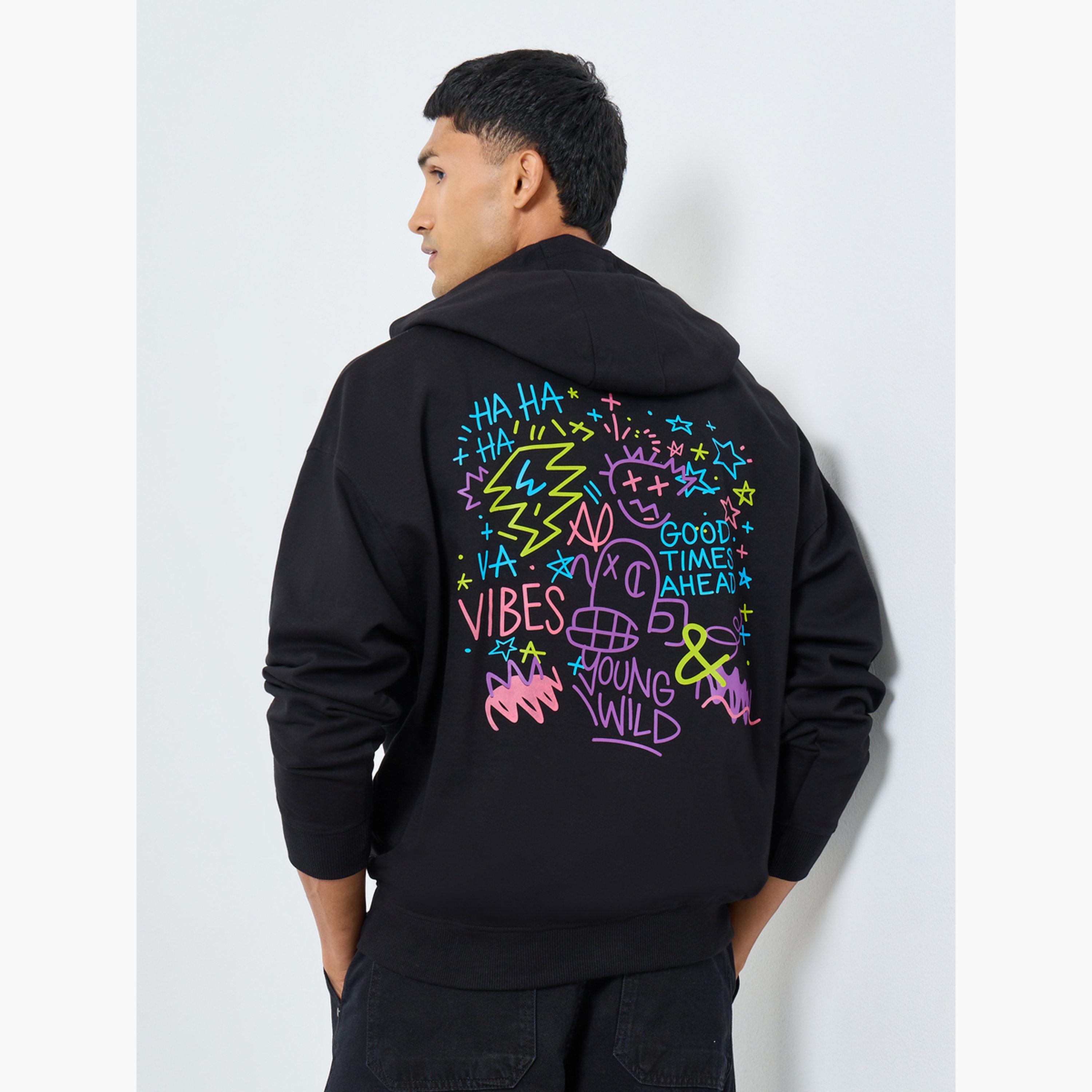 ستايلي - هودي رجالي أسود بطبعة جرافيكية كبيرة الحجم-men-winterwear-hoodiesandsweatshirts-image-2