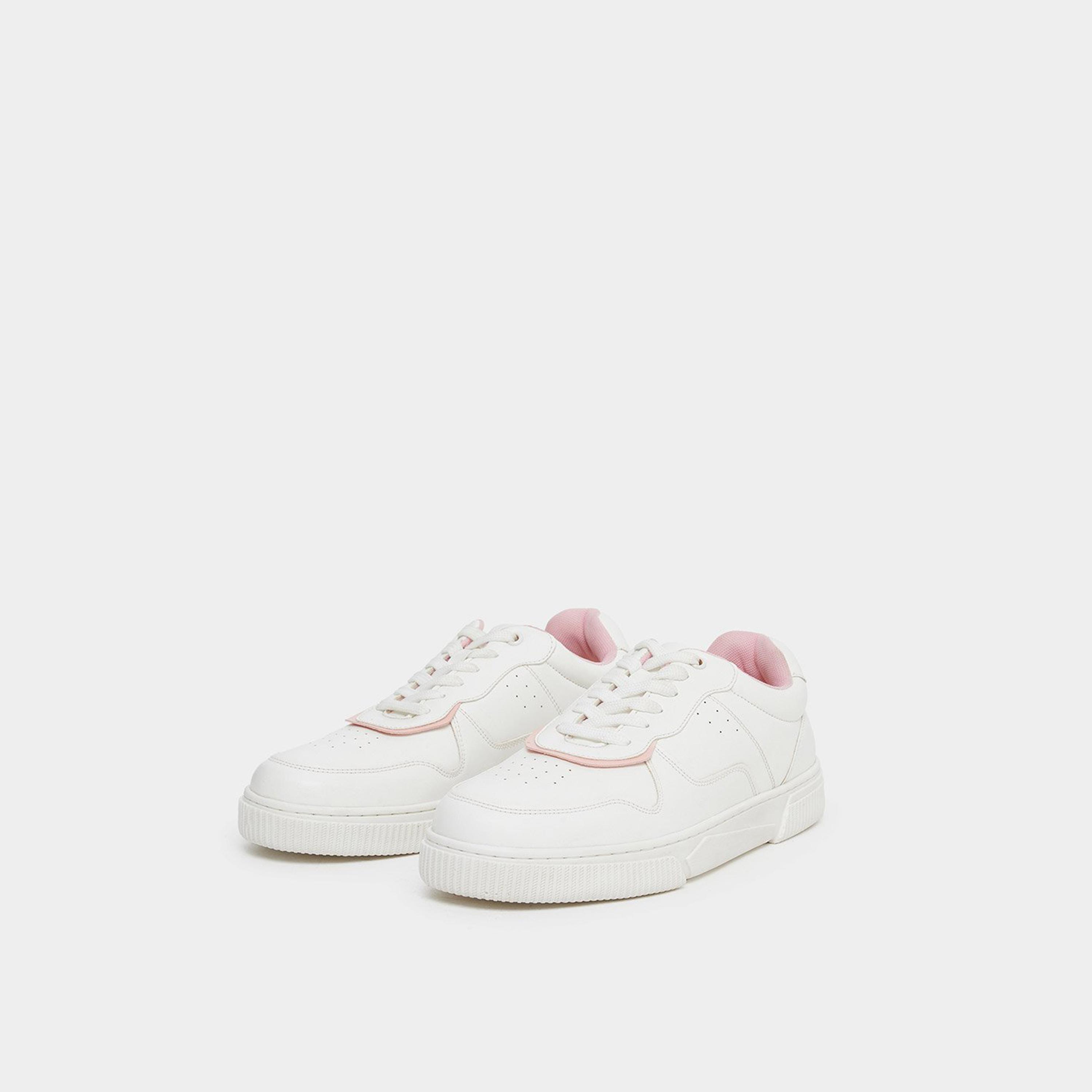 ستايلي - حذاء رياضي أبيض برباط ونعل سميك-women-shoes-sneakers-image-1