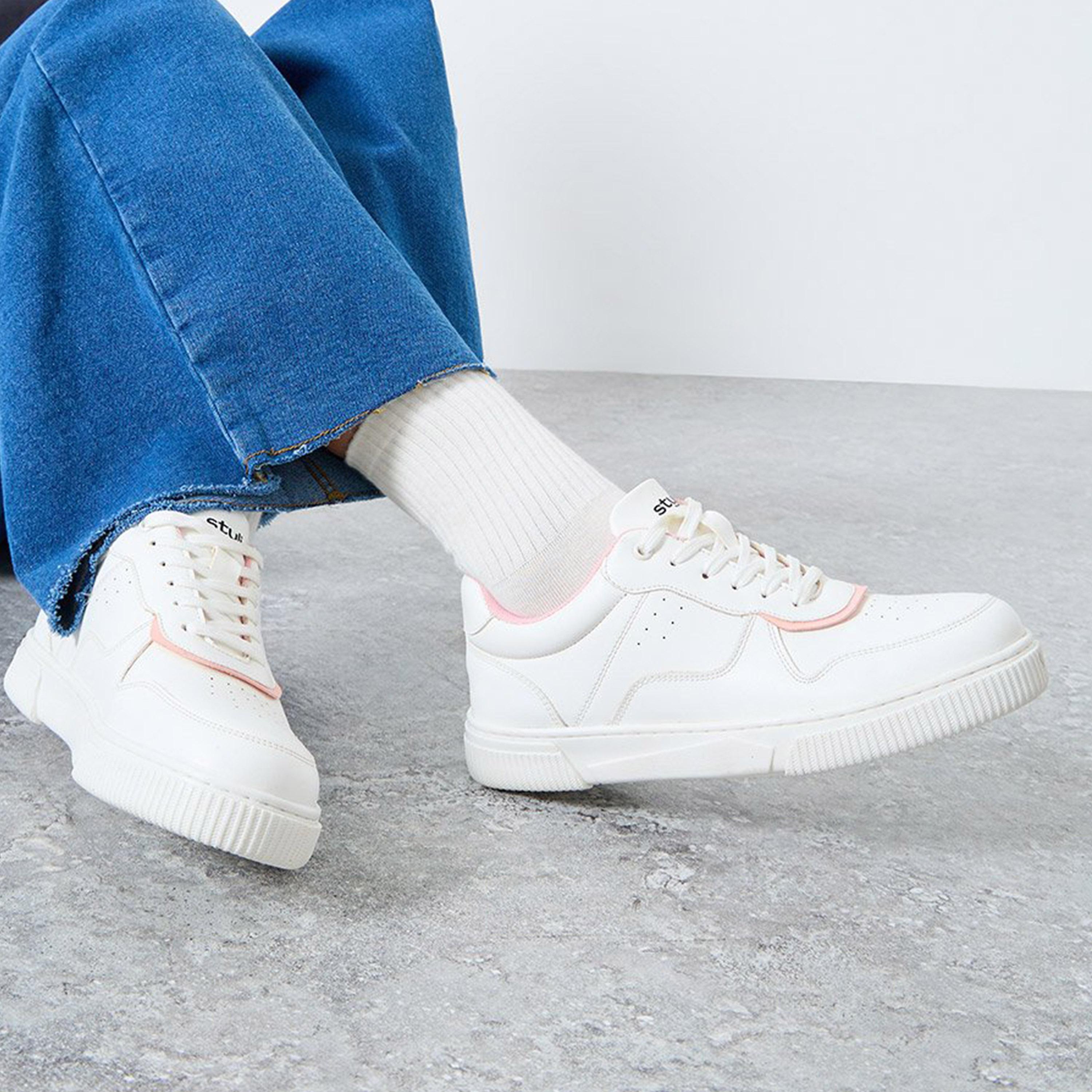 ستايلي - حذاء رياضي أبيض برباط ونعل سميك-women-shoes-sneakers-image-2
