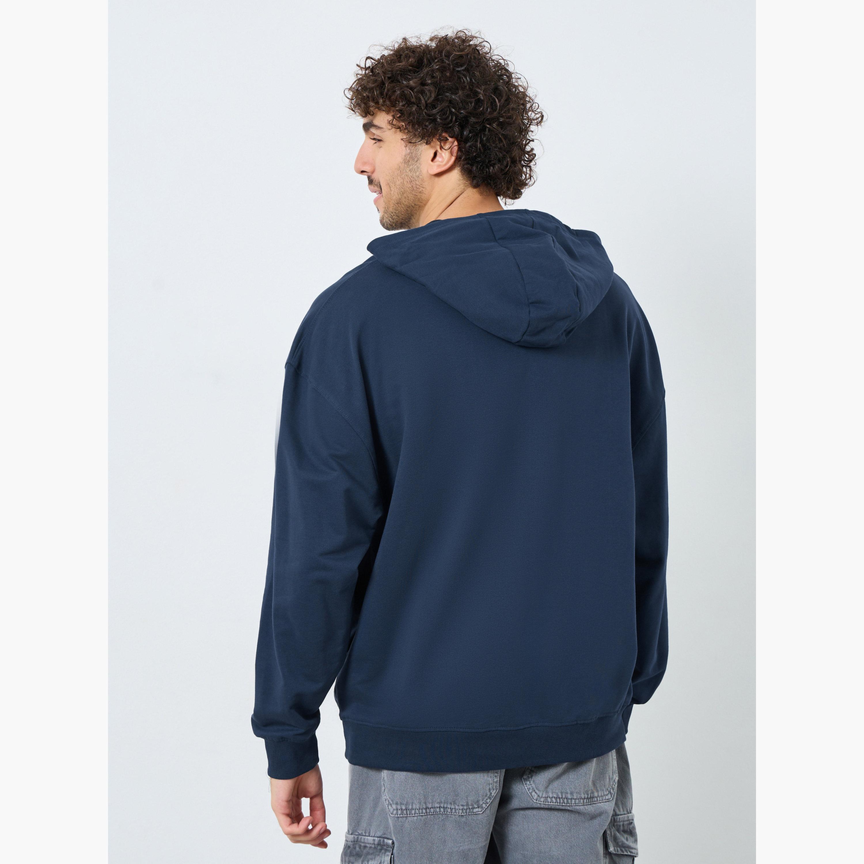 ستايلي - هودي تيري حجم كبير مع تفاصيل تطريز-men-winterwear-hoodiesandsweatshirts-image-4
