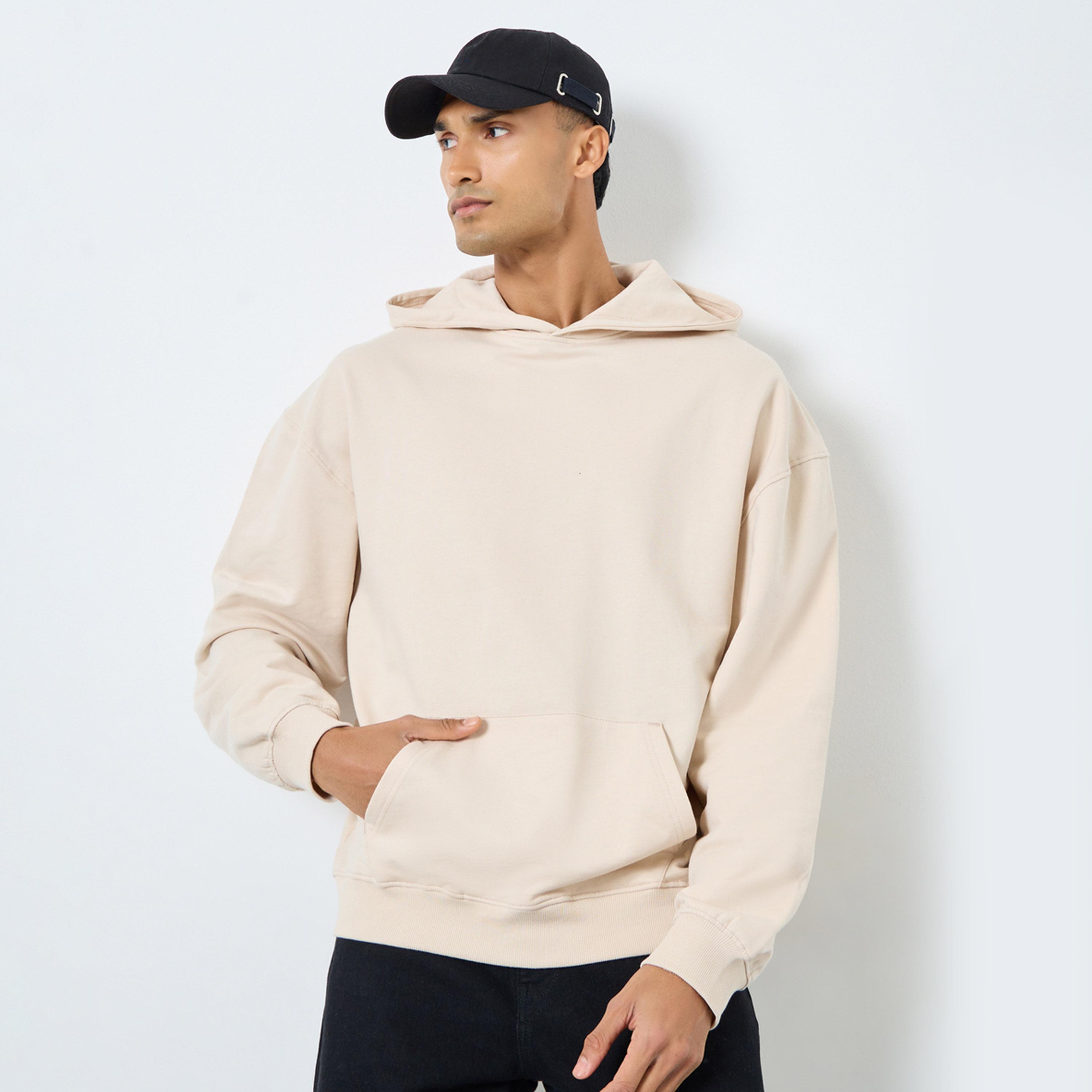 ستايلي - هودي بطبعة شعار من الخلف حجم كبير لون أبيض العاجي-men-winterwear-hoodiesandsweatshirts-image-1