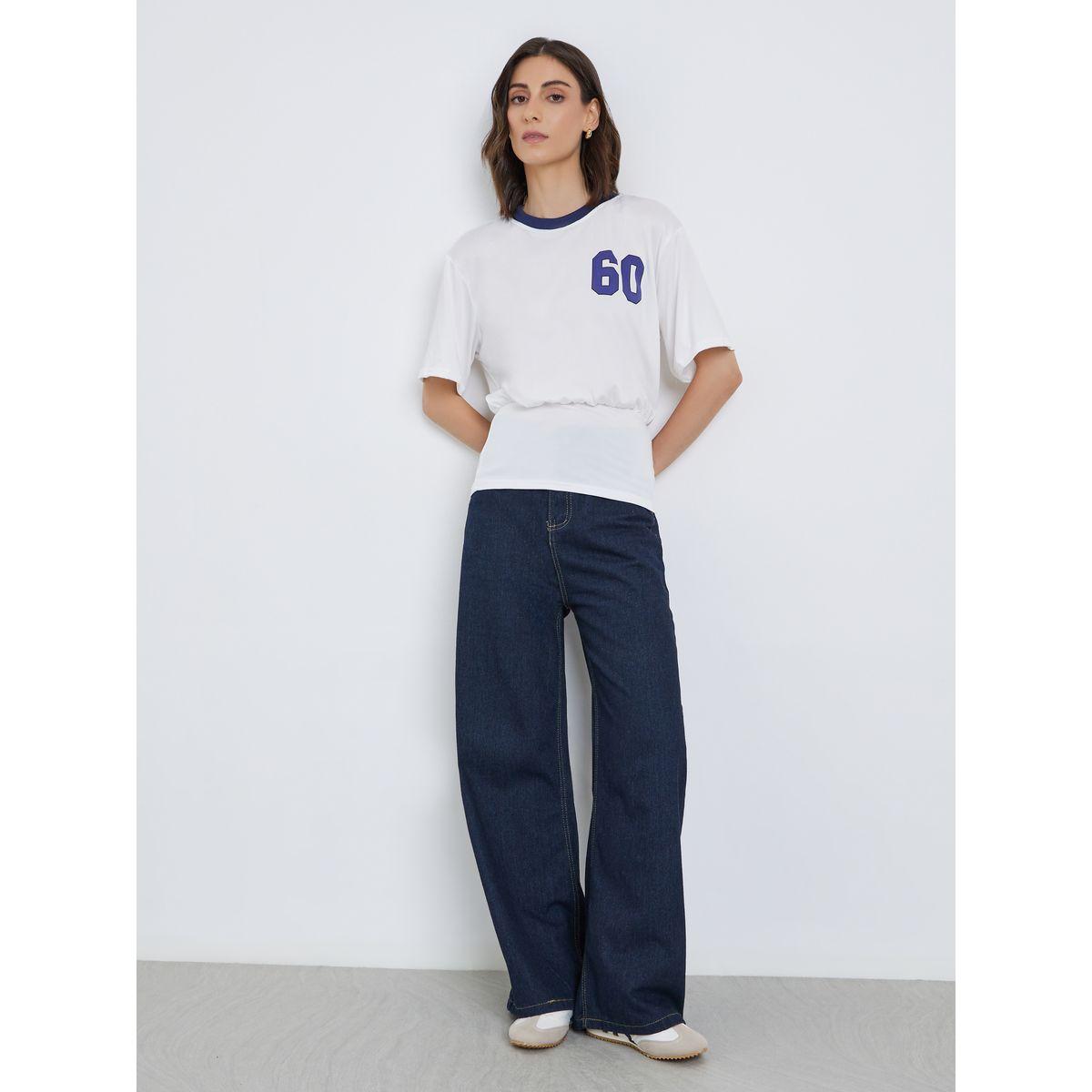 تيشيرت بطبعة جرافيك مع تفاصيل ياقة مُتباينة-women-clothing-tshirts-image-2