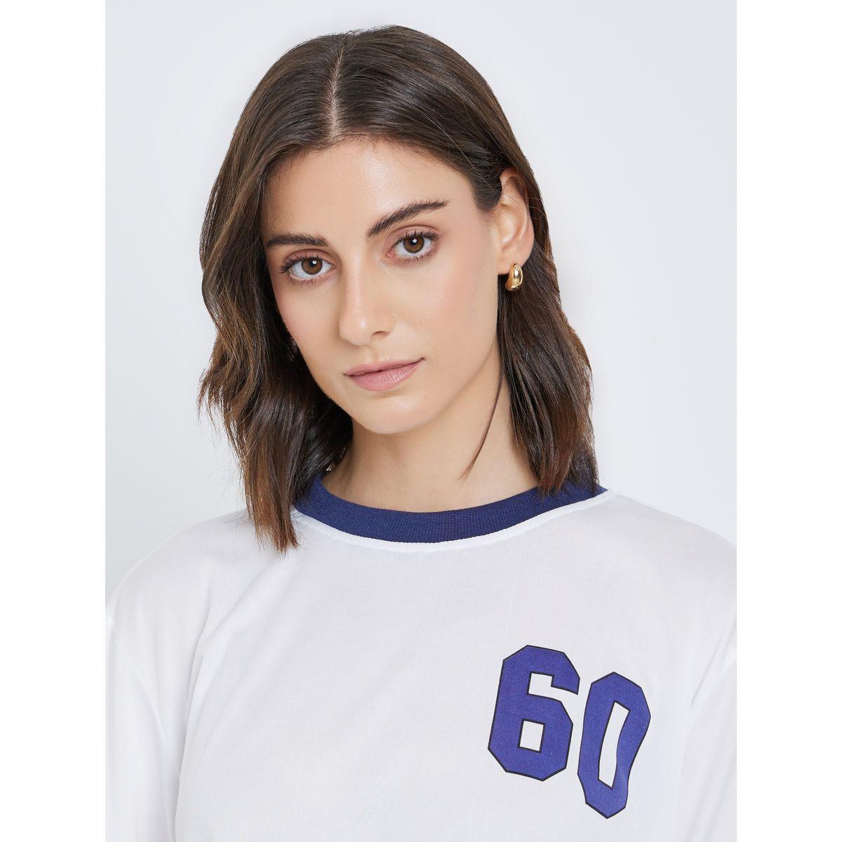 تيشيرت بطبعة جرافيك مع تفاصيل ياقة مُتباينة-women-clothing-tshirts-image-3