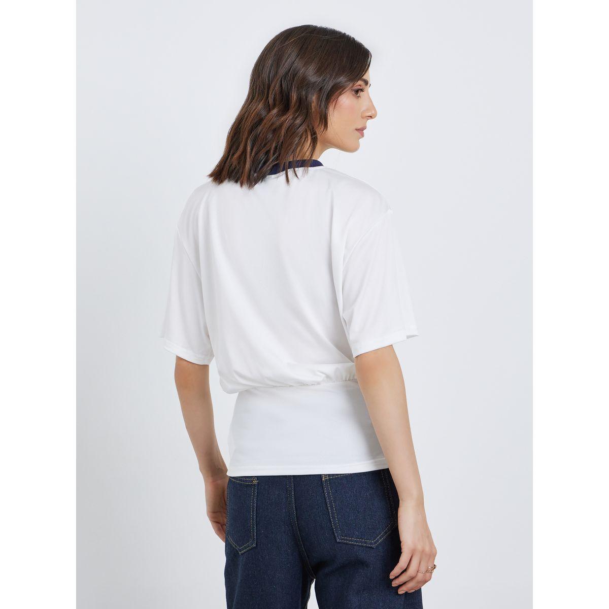 تيشيرت بطبعة جرافيك مع تفاصيل ياقة مُتباينة-women-clothing-tshirts-image-4