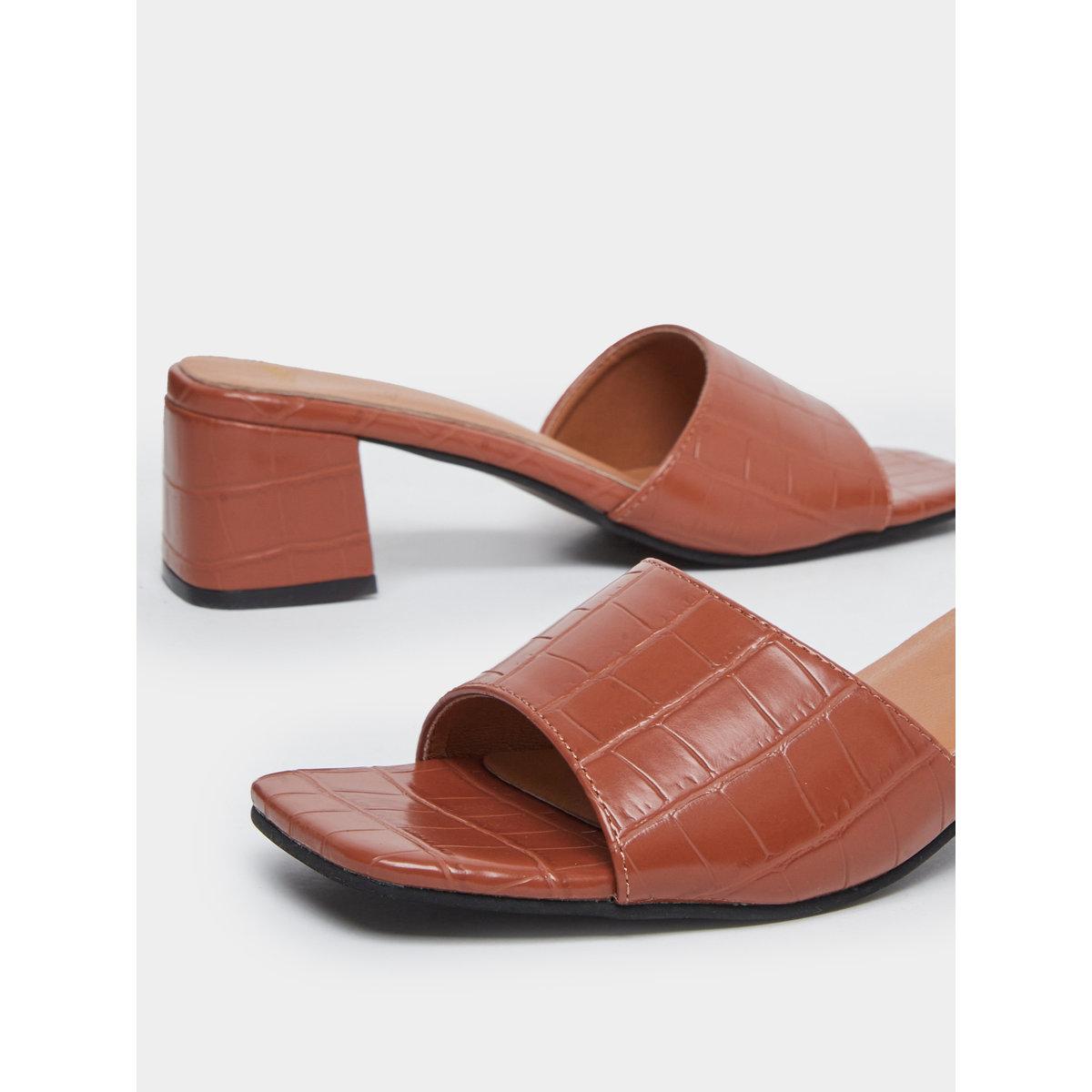 صندل بتفاصيل بارزة الملمس مع كعب بلوك-women-shoes-sandals-flats-image-4