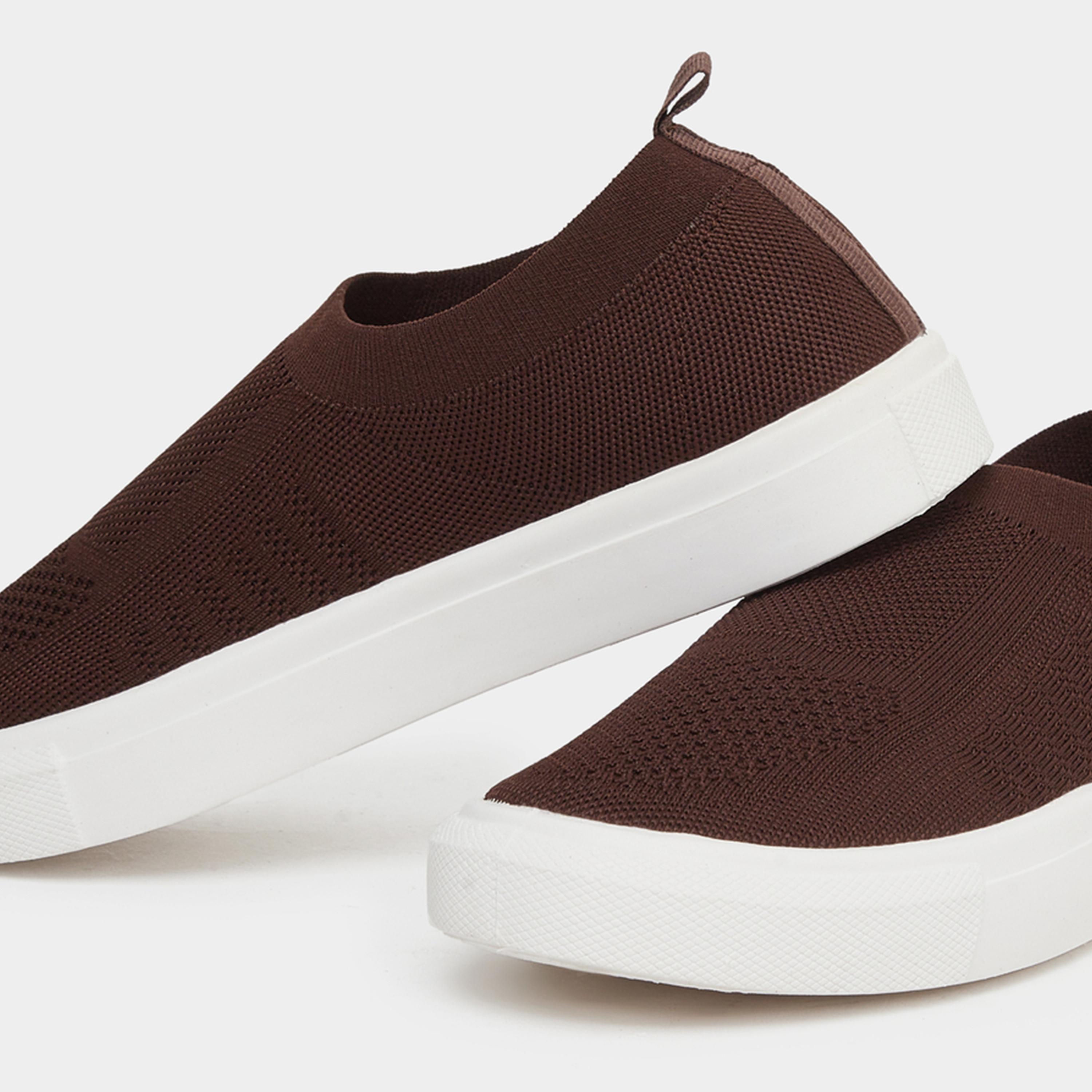 ستايلي - حذاء رياضي بني محبوك سهل الارتداء للرجال-men-shoes-sneakers-image-3