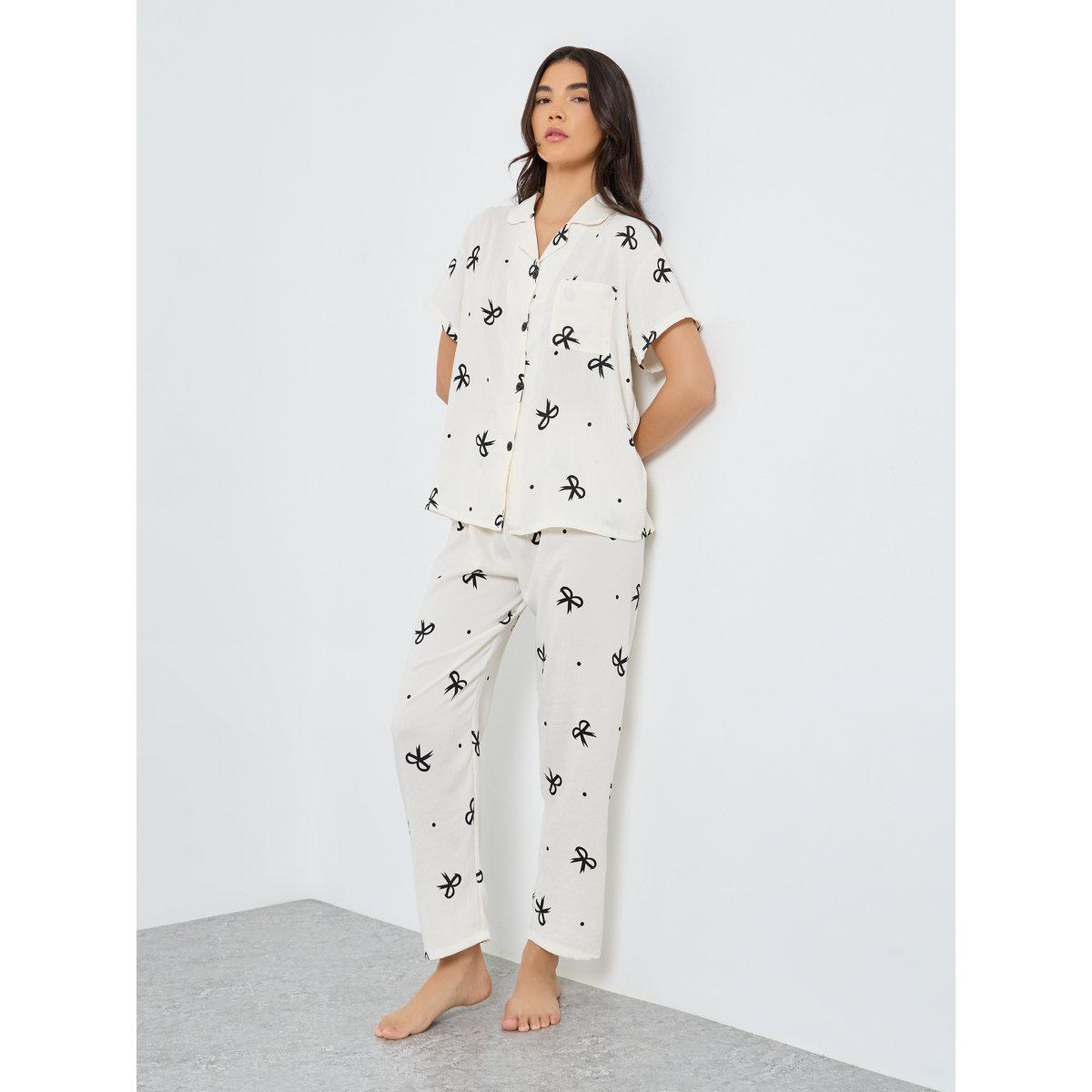 طقم من بنطال بيجاما وشورت مع بلوزة بطبعة فيونكة-women-clothing-nightwear-pyjamas-longsets-image-2