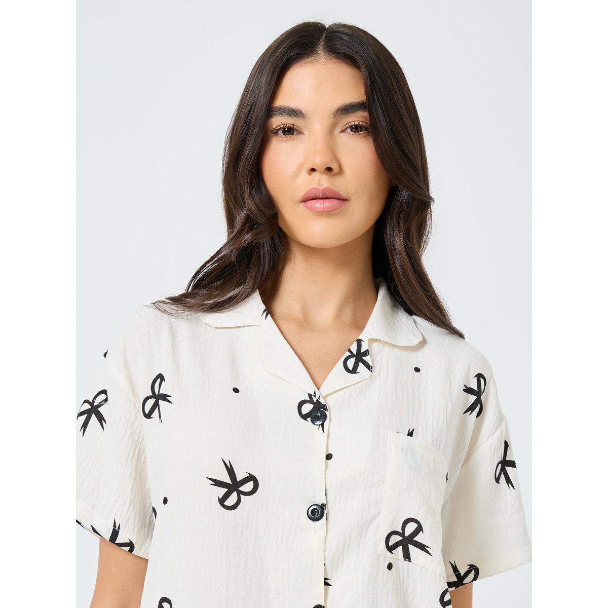طقم من بنطال بيجاما وشورت مع بلوزة بطبعة فيونكة-women-clothing-nightwear-pyjamas-longsets-image-3