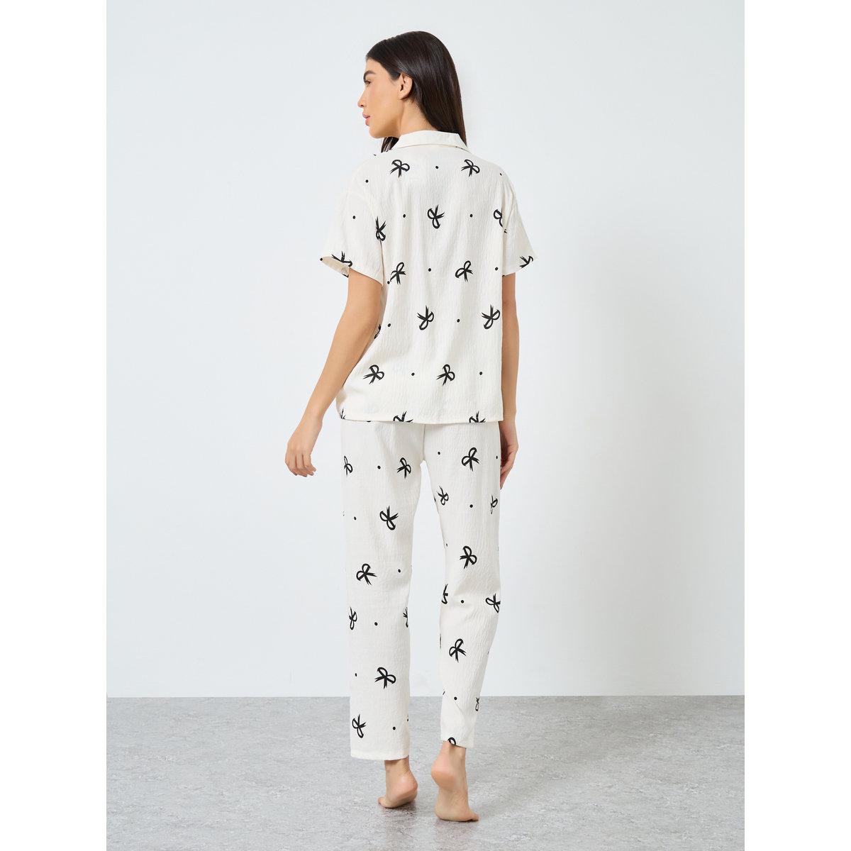 طقم من بنطال بيجاما وشورت مع بلوزة بطبعة فيونكة-women-clothing-nightwear-pyjamas-longsets-image-5
