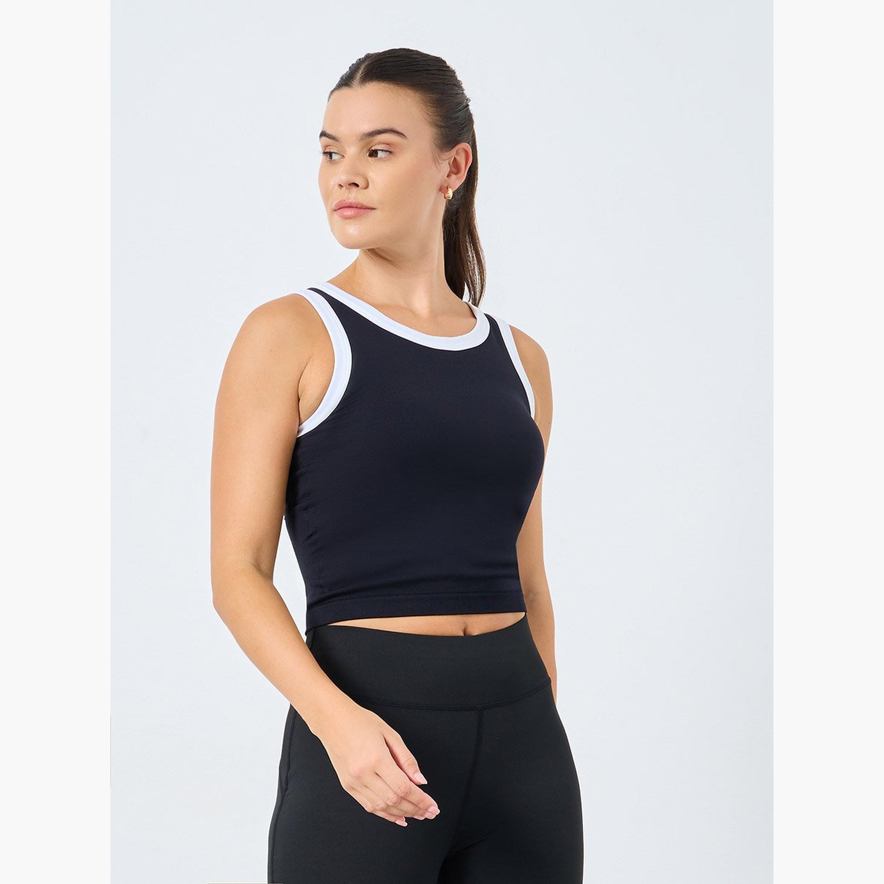 ستايلي - حمالة صدر رياضية طويلة ذات دعم متوسط ​​وحافة متباينة-men-clothing-sportswearandactivewear-tshirtsandpolos-image-1