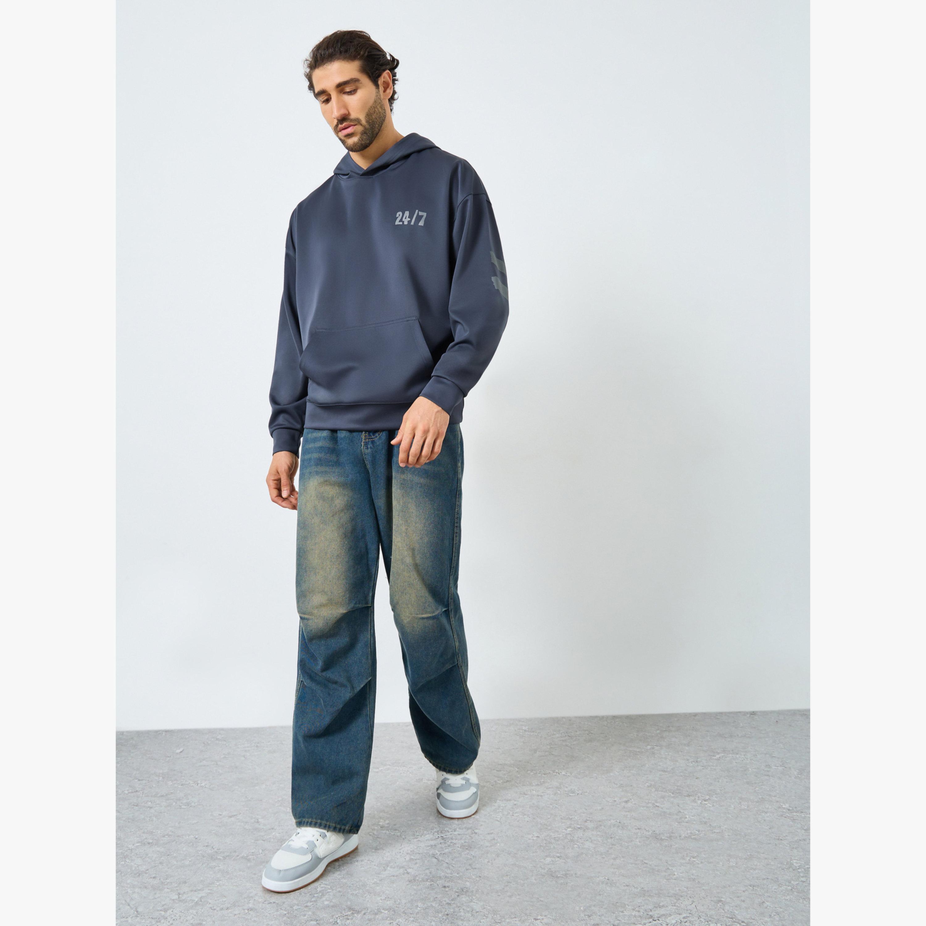 هودي سكوبا بقصة واسعة وطبعة أمامية وخلفية-men-clothing-hoodiesandsweatshirts-image-2